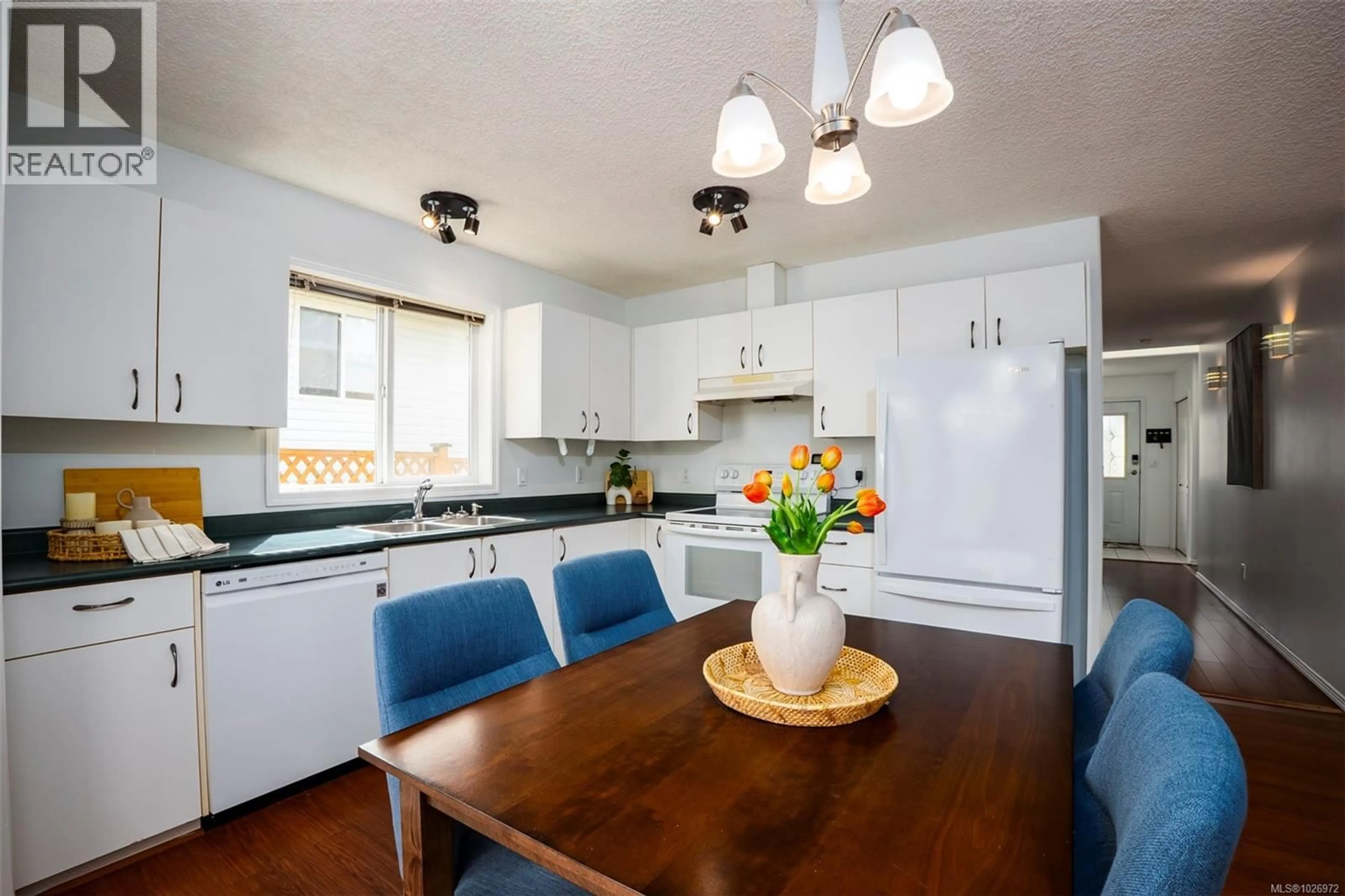 Open concept kitchen, wood/laminate floor for 624 WINCHESTER AVENUE, Nanaimo British Columbia V9R4B8