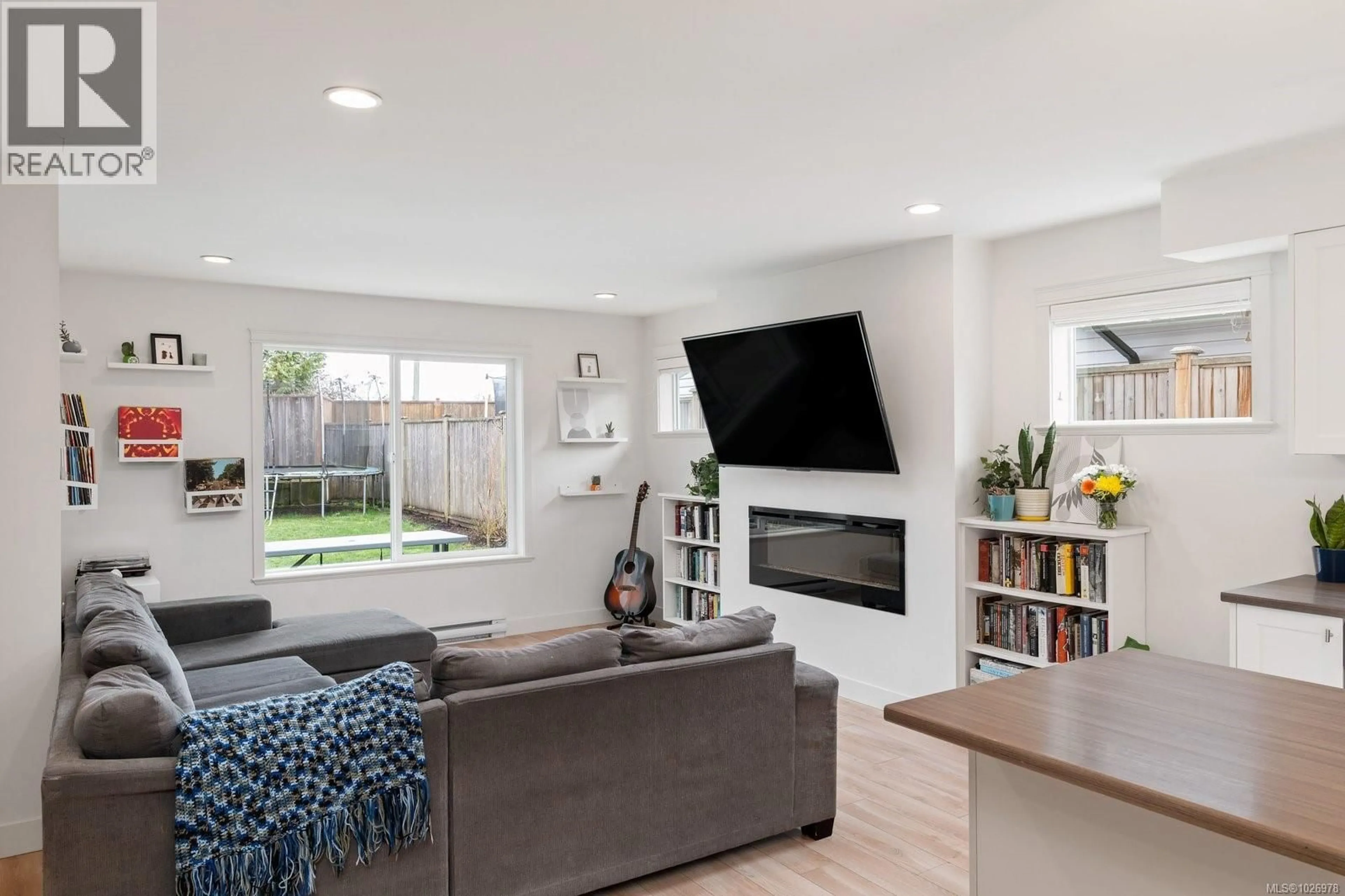 Living room with furniture, unknown for 9527 SHARPLES ROAD, Sidney British Columbia V8L2T9