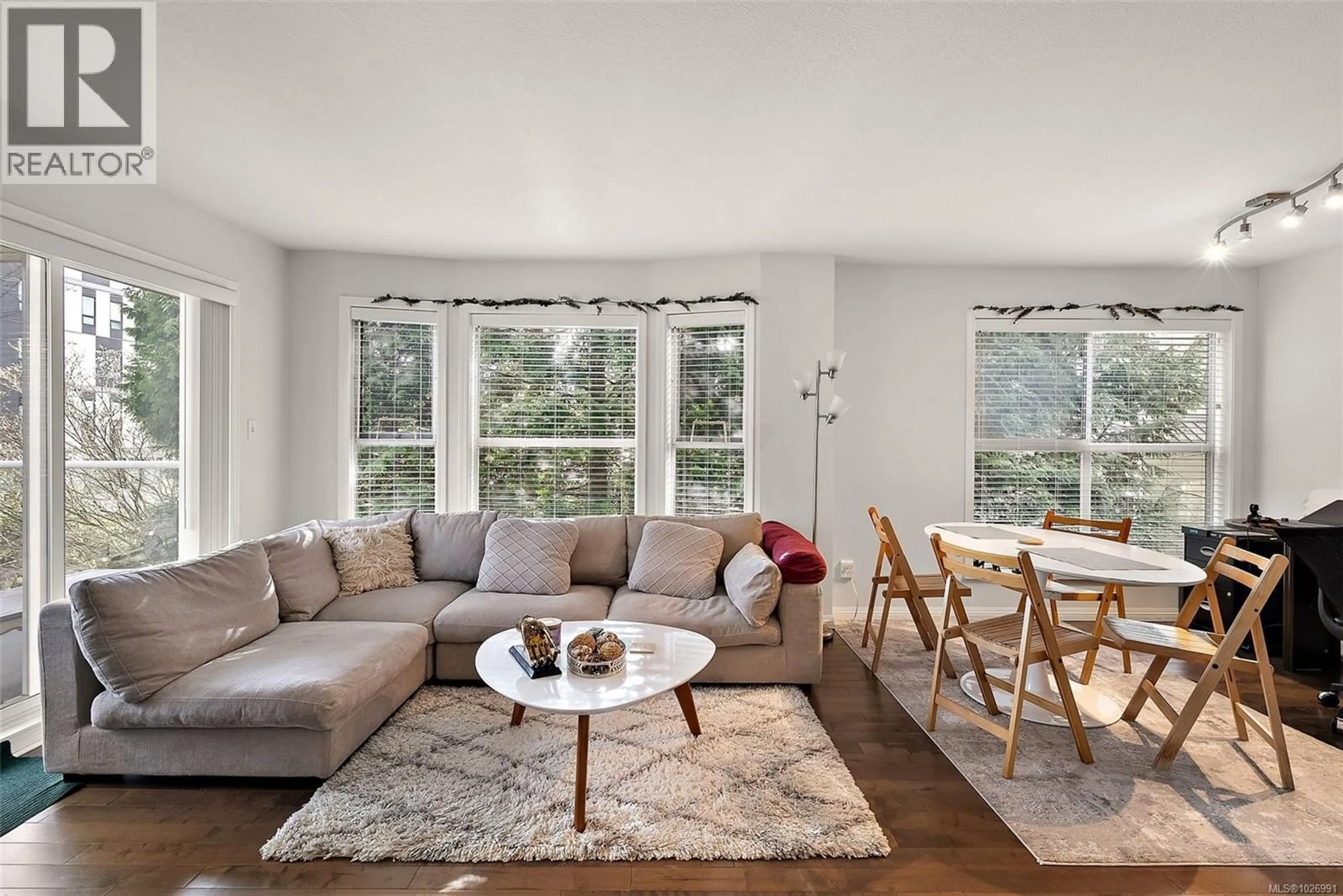 Living room with furniture, unknown for 302 - 1710 FORT STREET, Victoria British Columbia V8R1J2