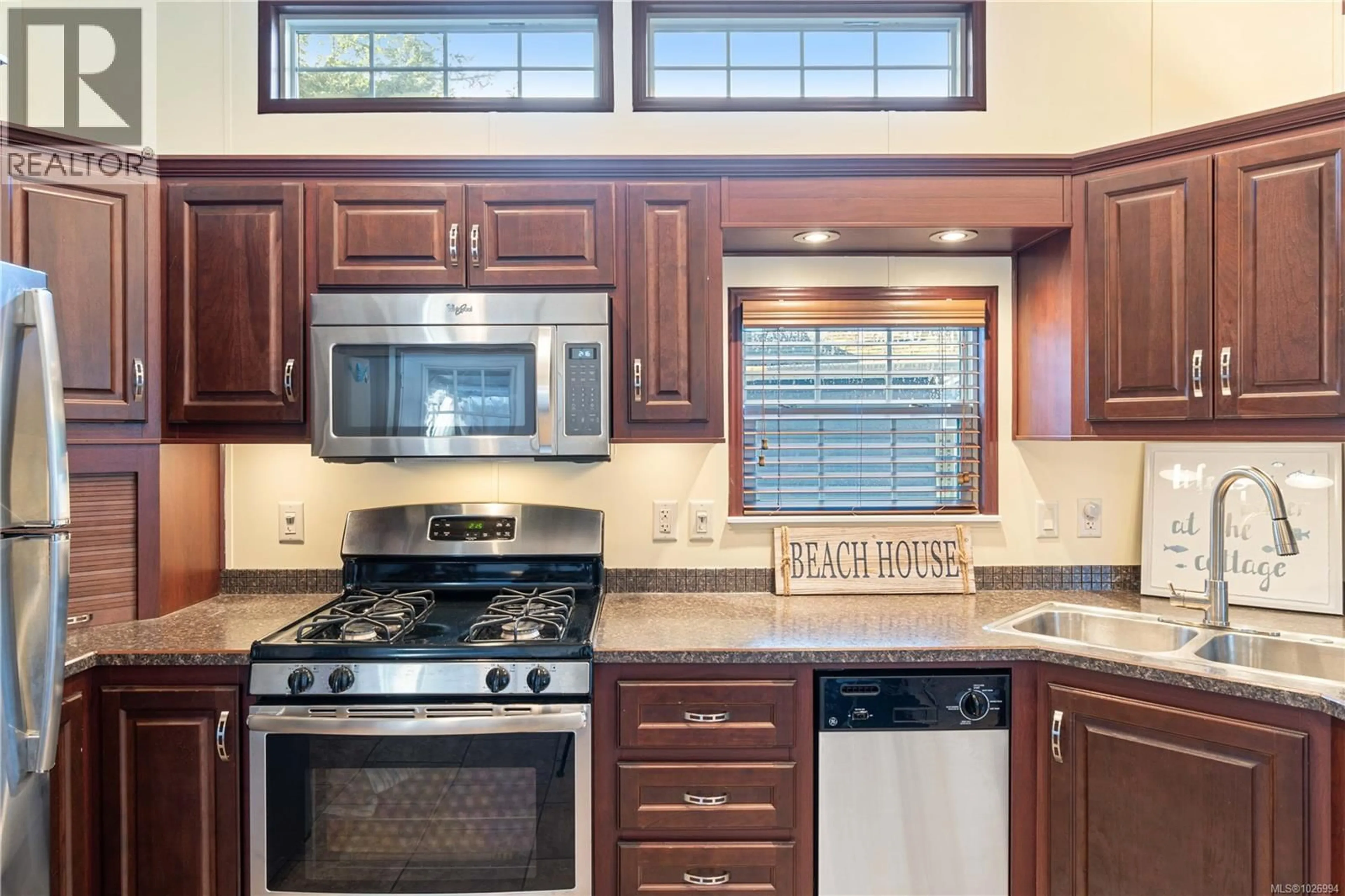 Standard kitchen, ceramic/tile floor for 3118 ELSIE LAKE CIRCLE, Nanaimo British Columbia V9R0M3