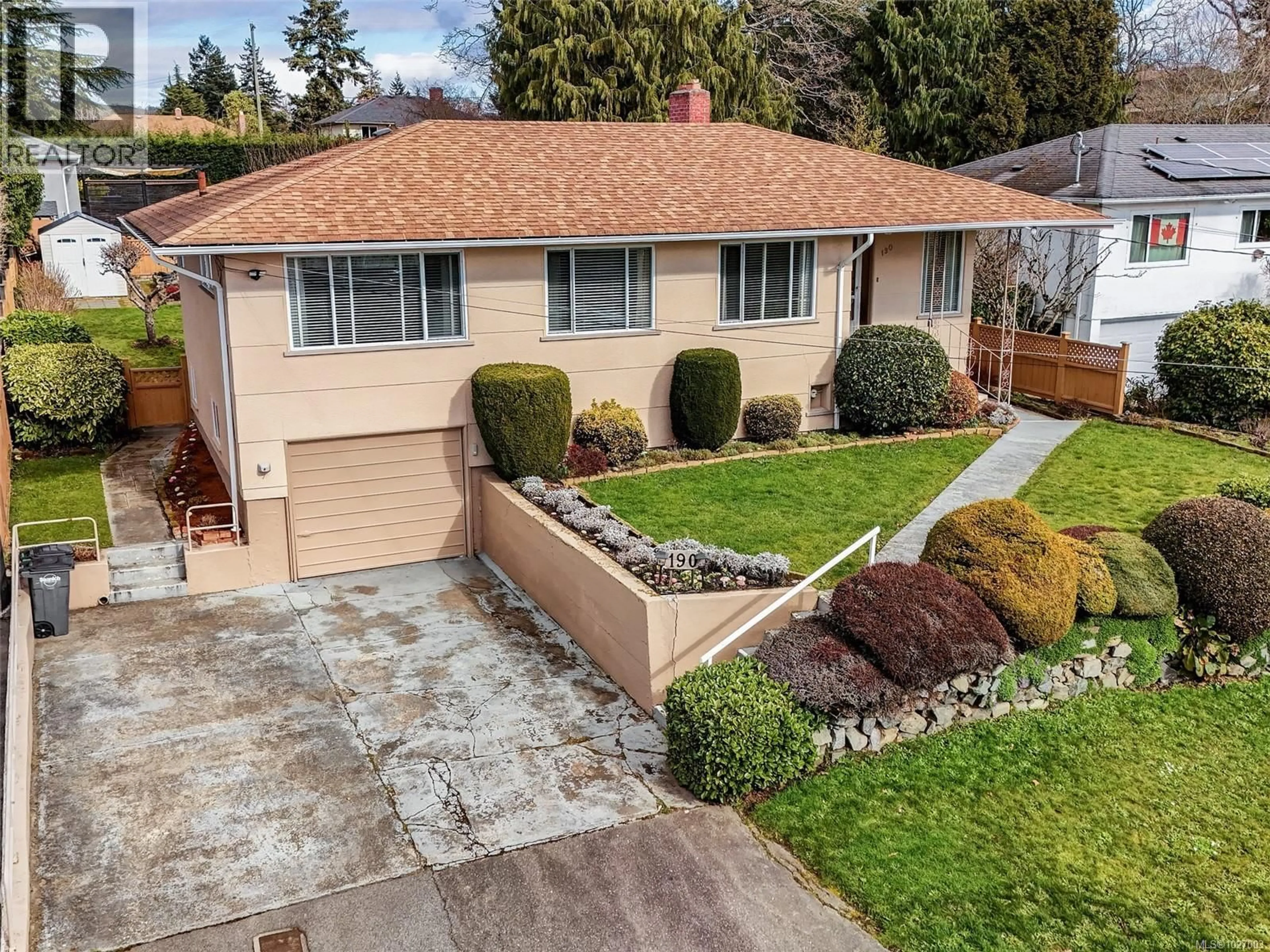 A pic from outside/outdoor area/front of a property/back of a property/a pic from drone, street for 190 HOMER ROAD, Saanich British Columbia V8Z1V6