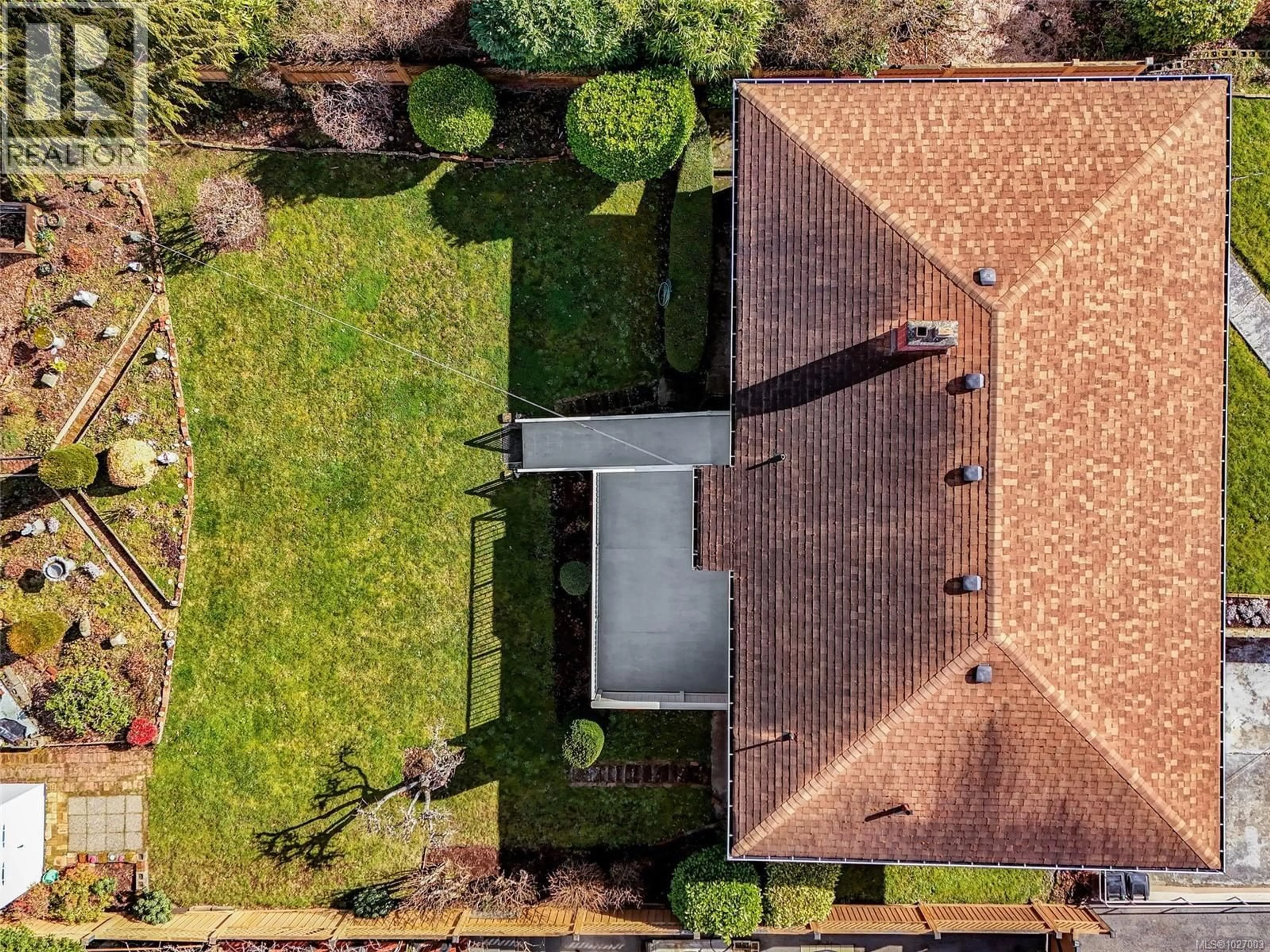 A pic from outside/outdoor area/front of a property/back of a property/a pic from drone, street for 190 HOMER ROAD, Saanich British Columbia V8Z1V6