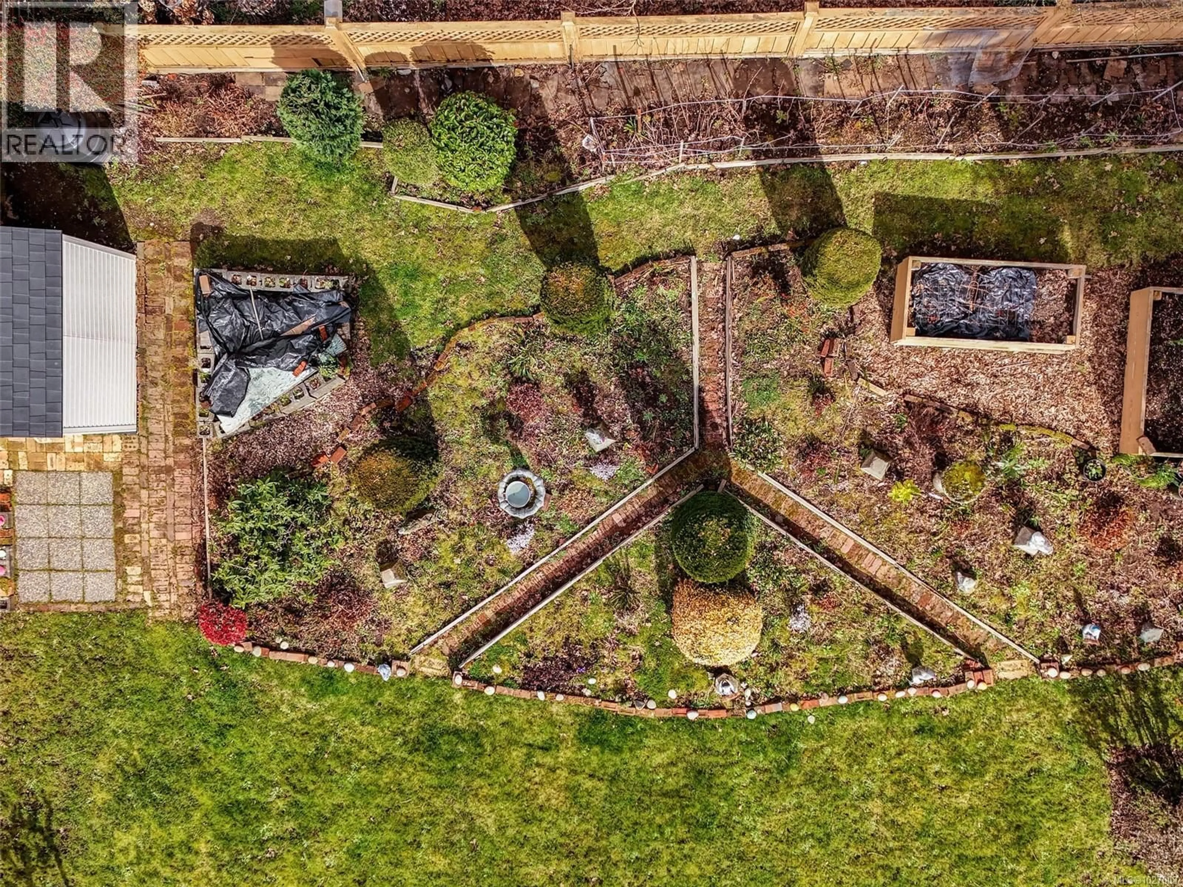 A pic from outside/outdoor area/front of a property/back of a property/a pic from drone, building for 190 HOMER ROAD, Saanich British Columbia V8Z1V6