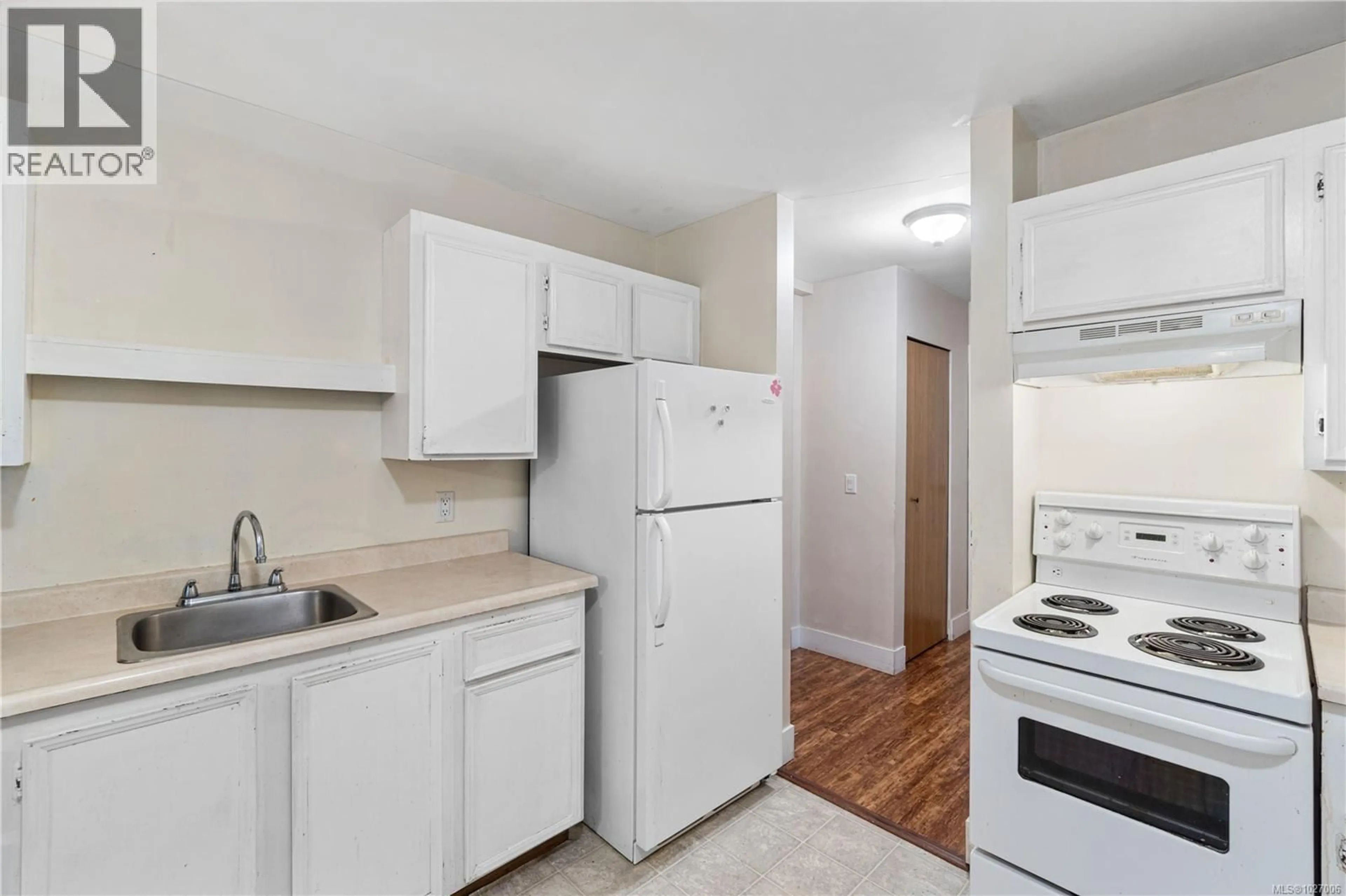 Standard kitchen, unknown for 213 - 4720 UPLANDS DRIVE, Nanaimo British Columbia V9T4S7