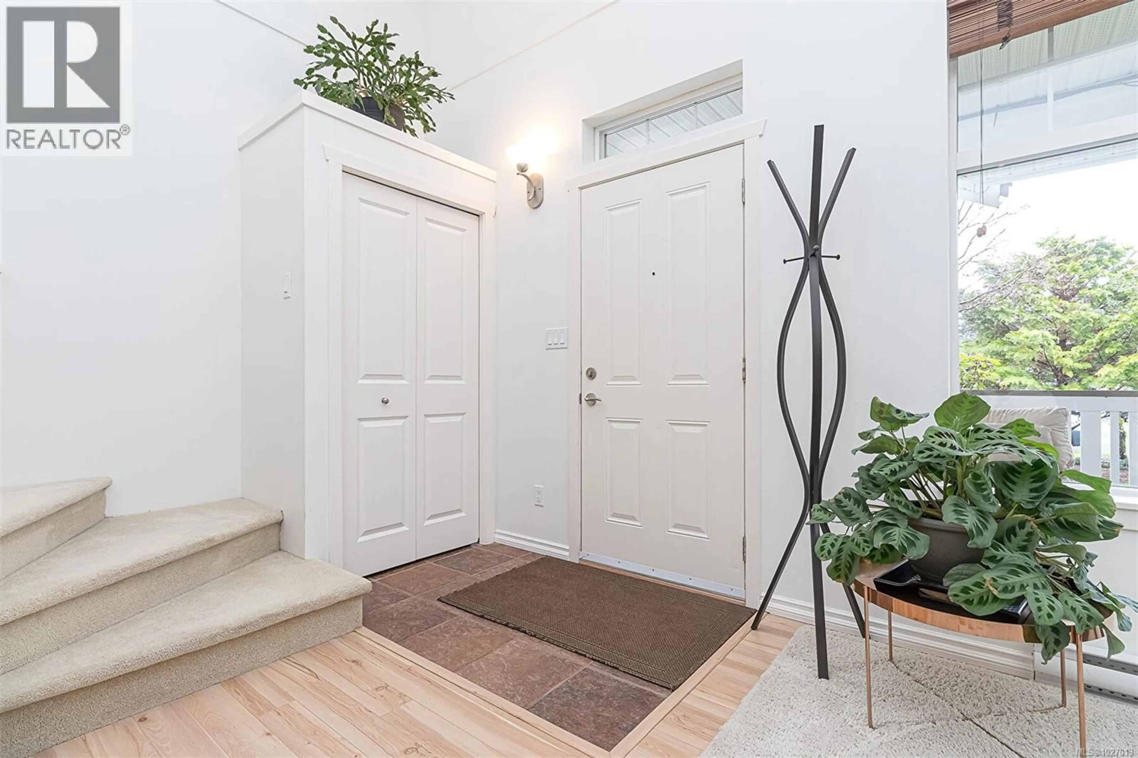 Indoor entryway for 2433 DRIFTWOOD DRIVE, Sooke British Columbia V9Z0Y8