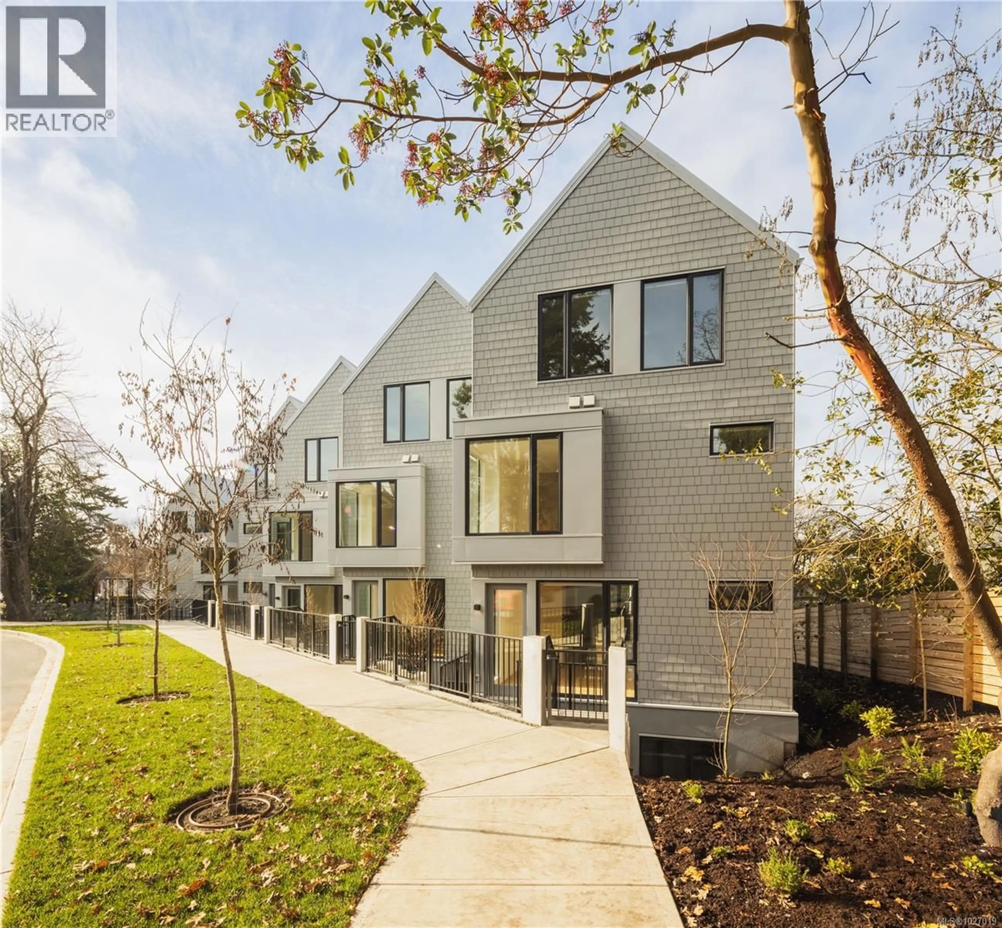 Unknown for 2 - 909 REDFERN ROAD, Victoria British Columbia V8S4H8