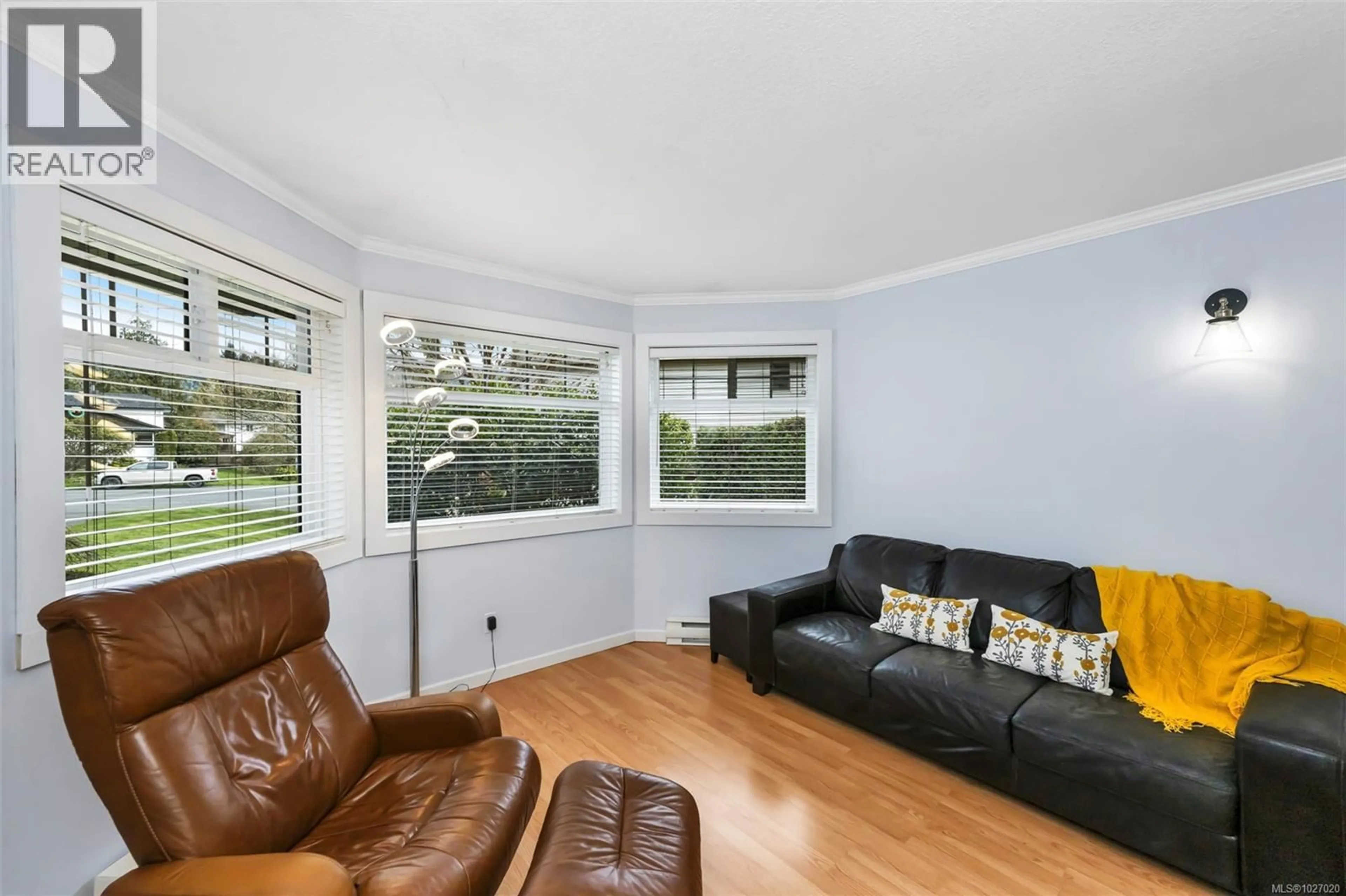 Living room with furniture, wood/laminate floor for 2018 DEBORAH PLACE, Duncan British Columbia V9L5E6