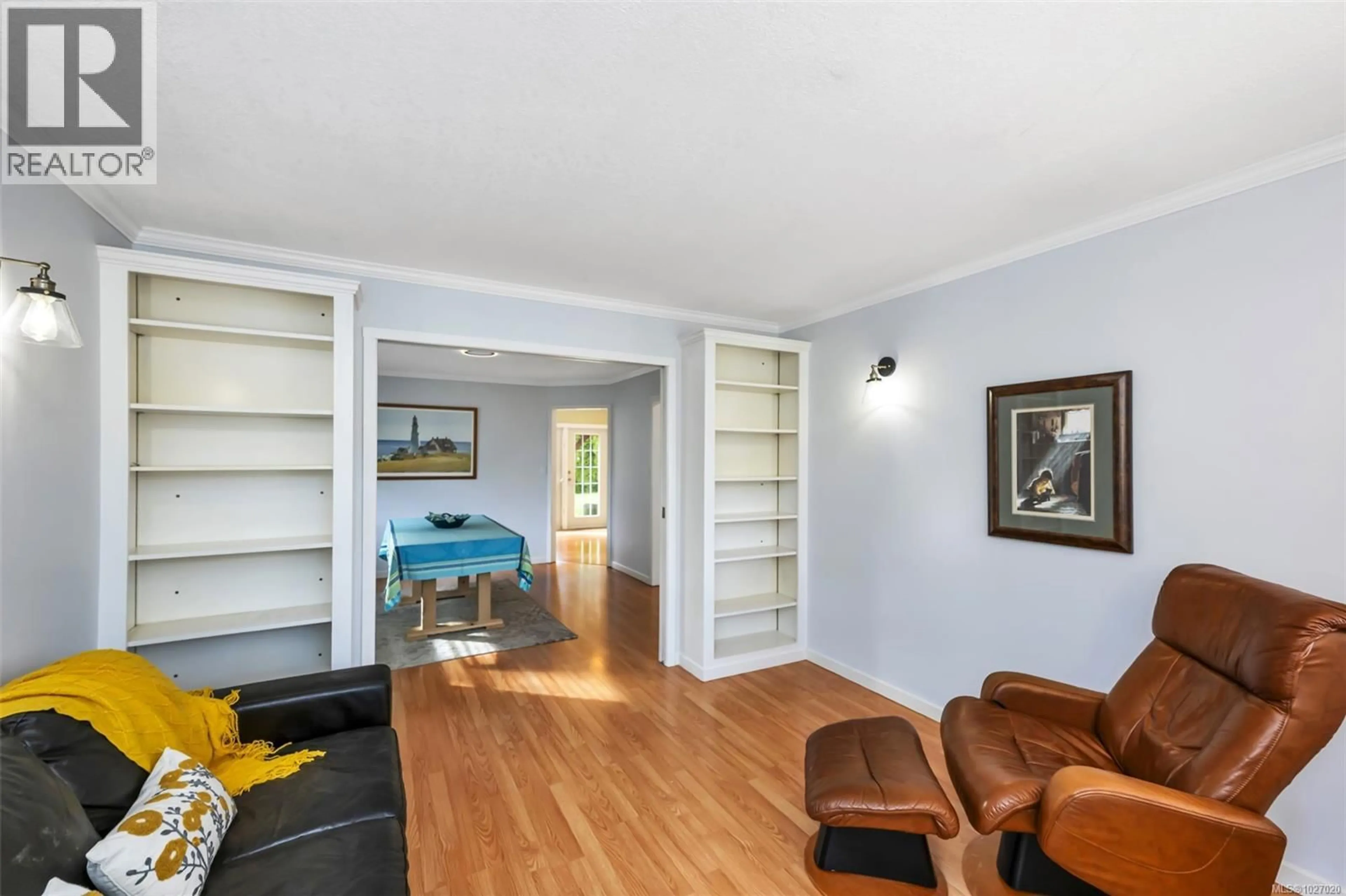 Living room with furniture, wood/laminate floor for 2018 DEBORAH PLACE, Duncan British Columbia V9L5E6