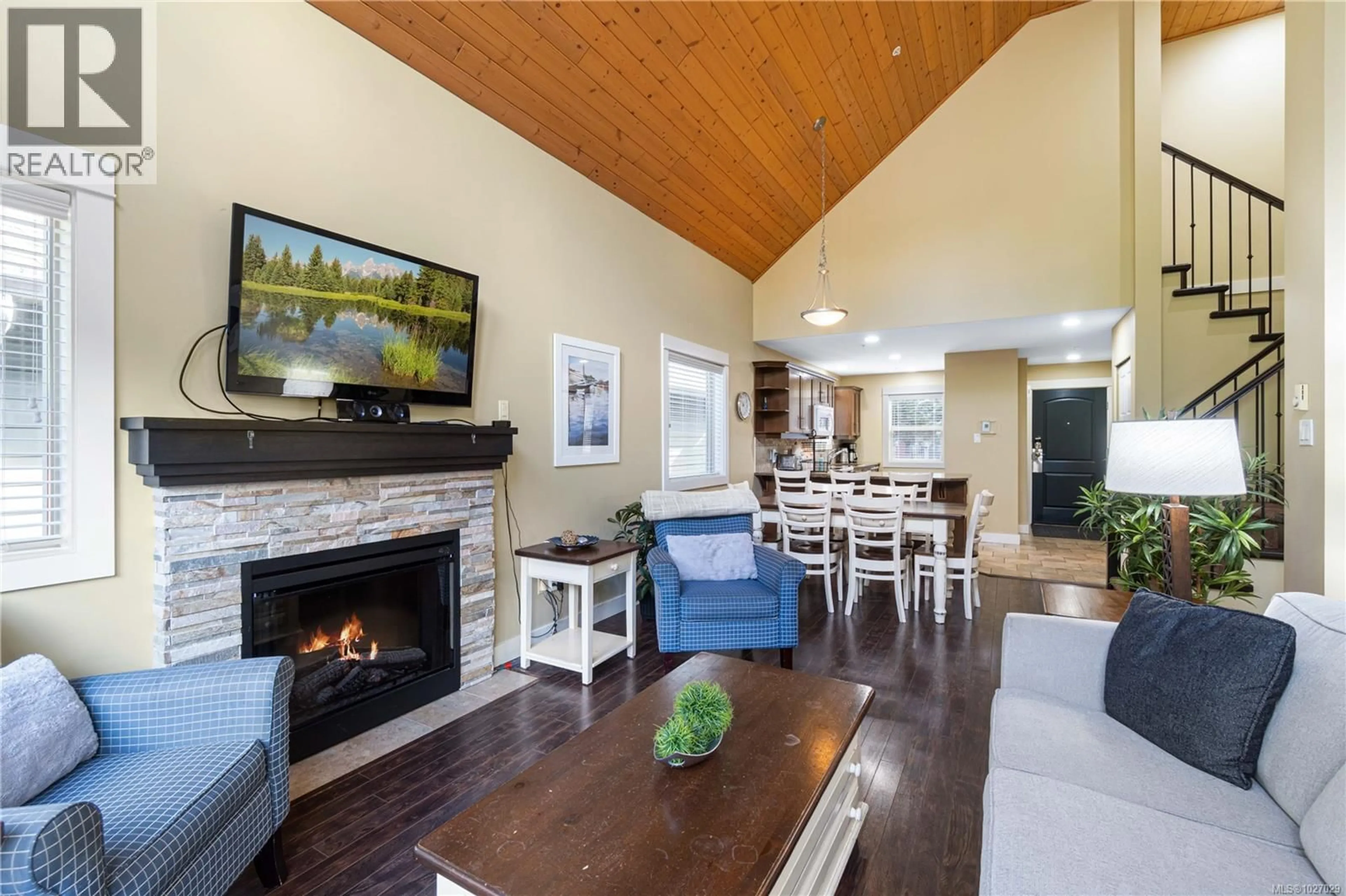 Living room with furniture, wood/laminate floor for 261 - 1130 RESORT DRIVE, Parksville British Columbia V9P2E3