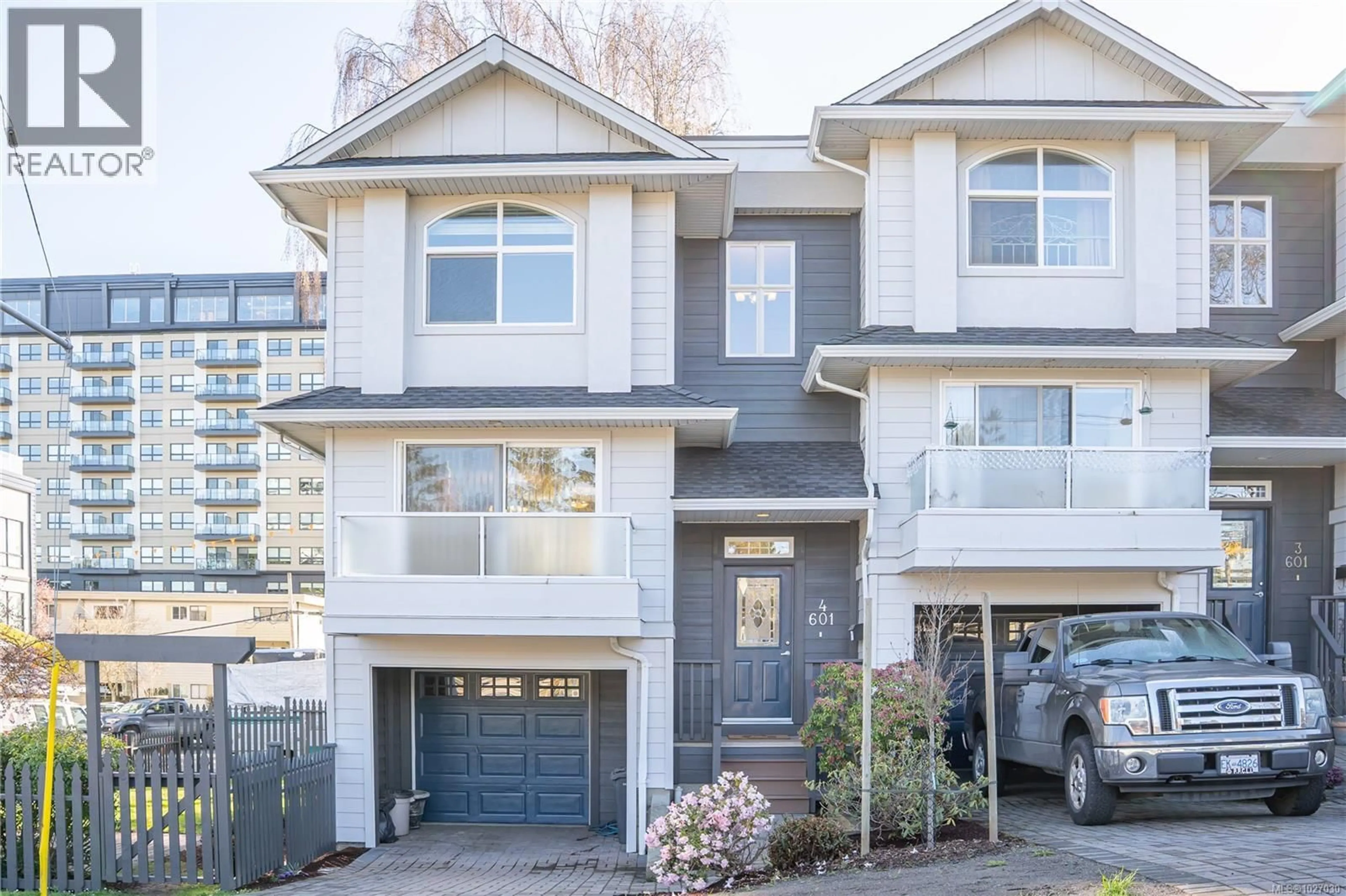 Home with vinyl exterior material, street for 4 - 601 NELSON STREET, Esquimalt British Columbia V9A6P7