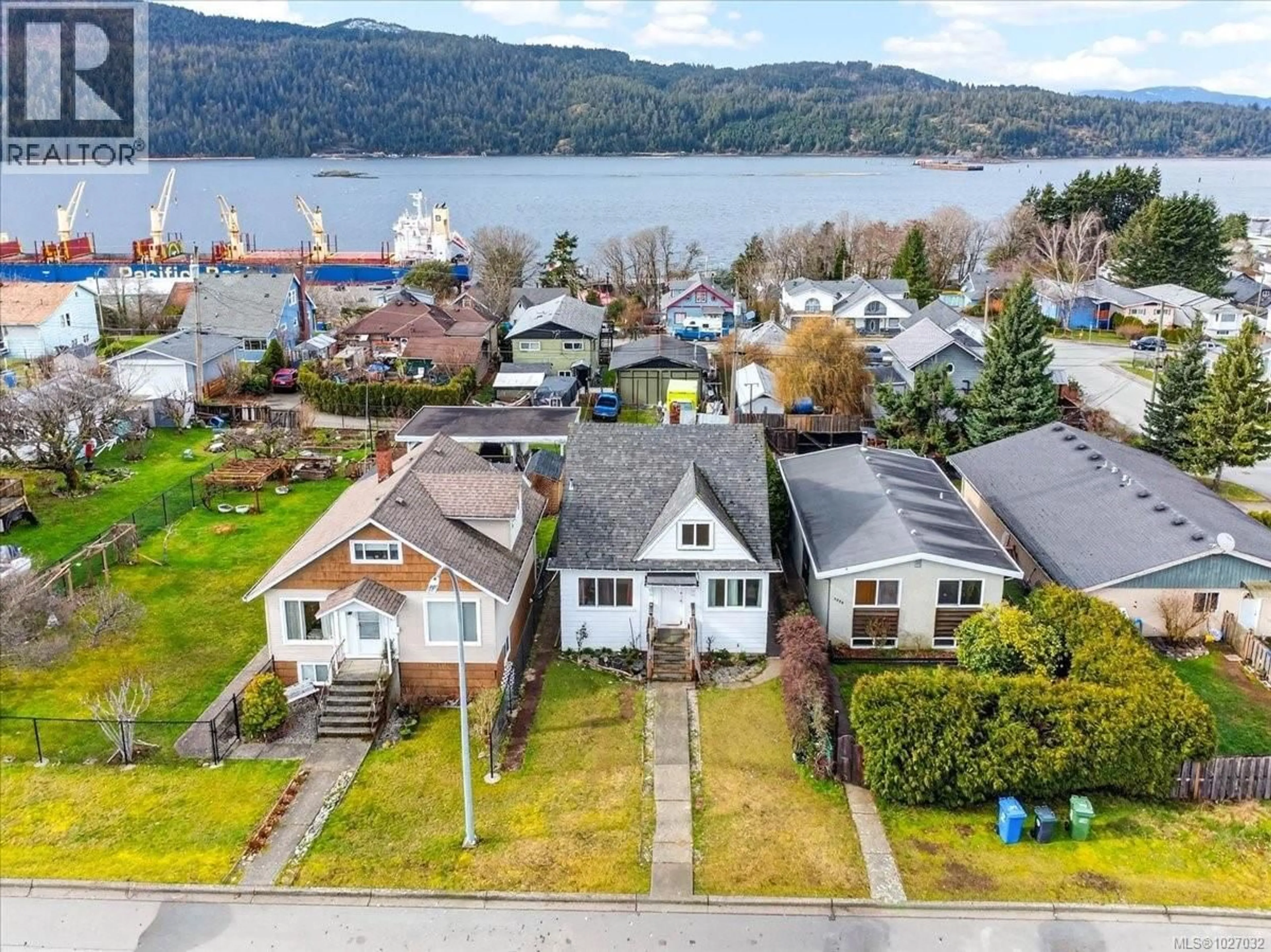 A pic from outside/outdoor area/front of a property/back of a property/a pic from drone, water/lake/river/ocean view for 2878 2ND AVENUE, Port Alberni British Columbia V9Y1Z5