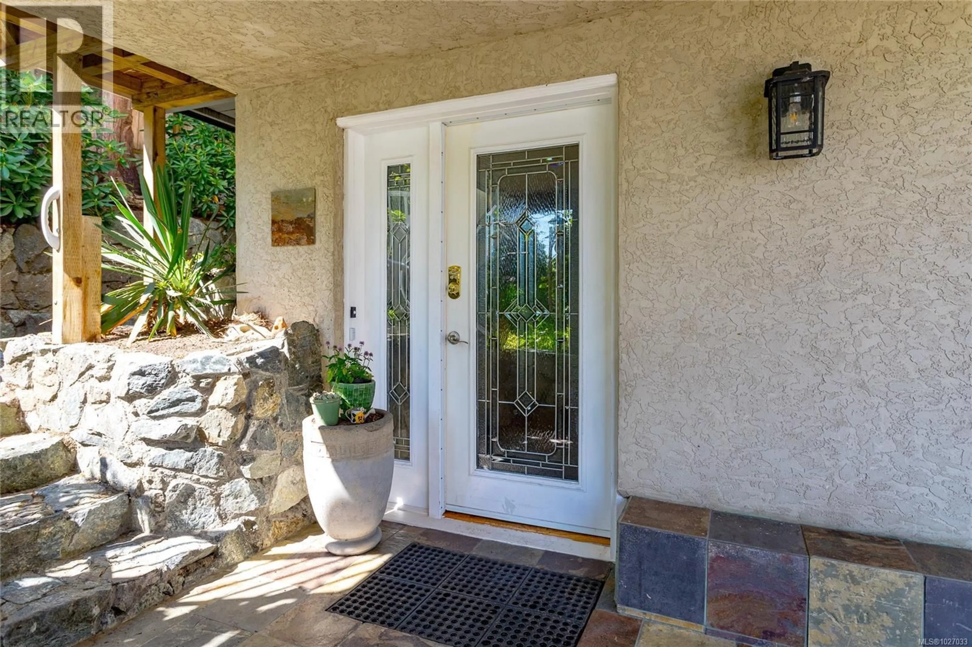 Indoor entryway for 4964 LOCHSIDE DRIVE, Saanich British Columbia V8Y2E4