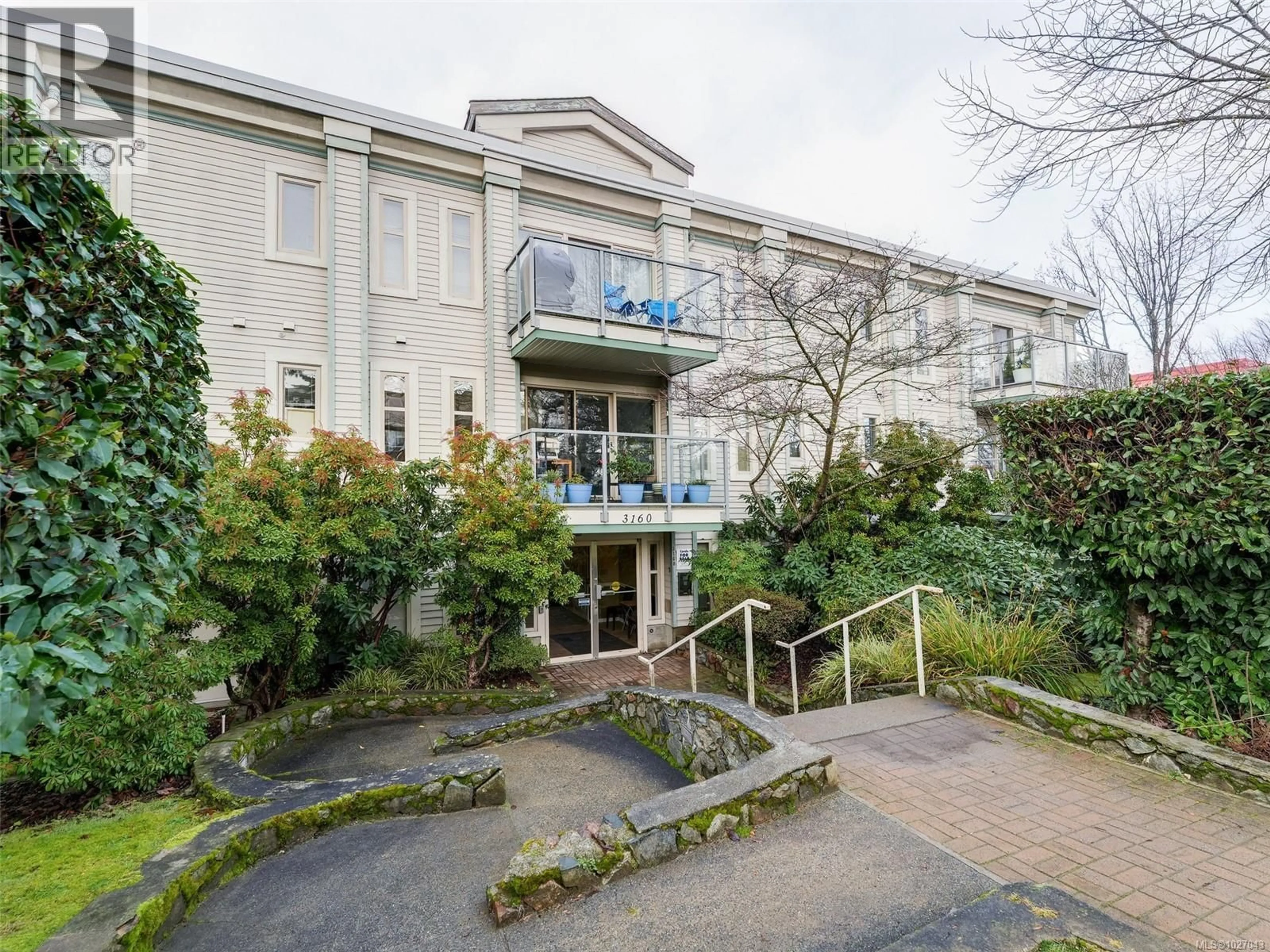 Indoor foyer for 209 - 3160 ALBINA STREET, Saanich British Columbia V9A1Z5