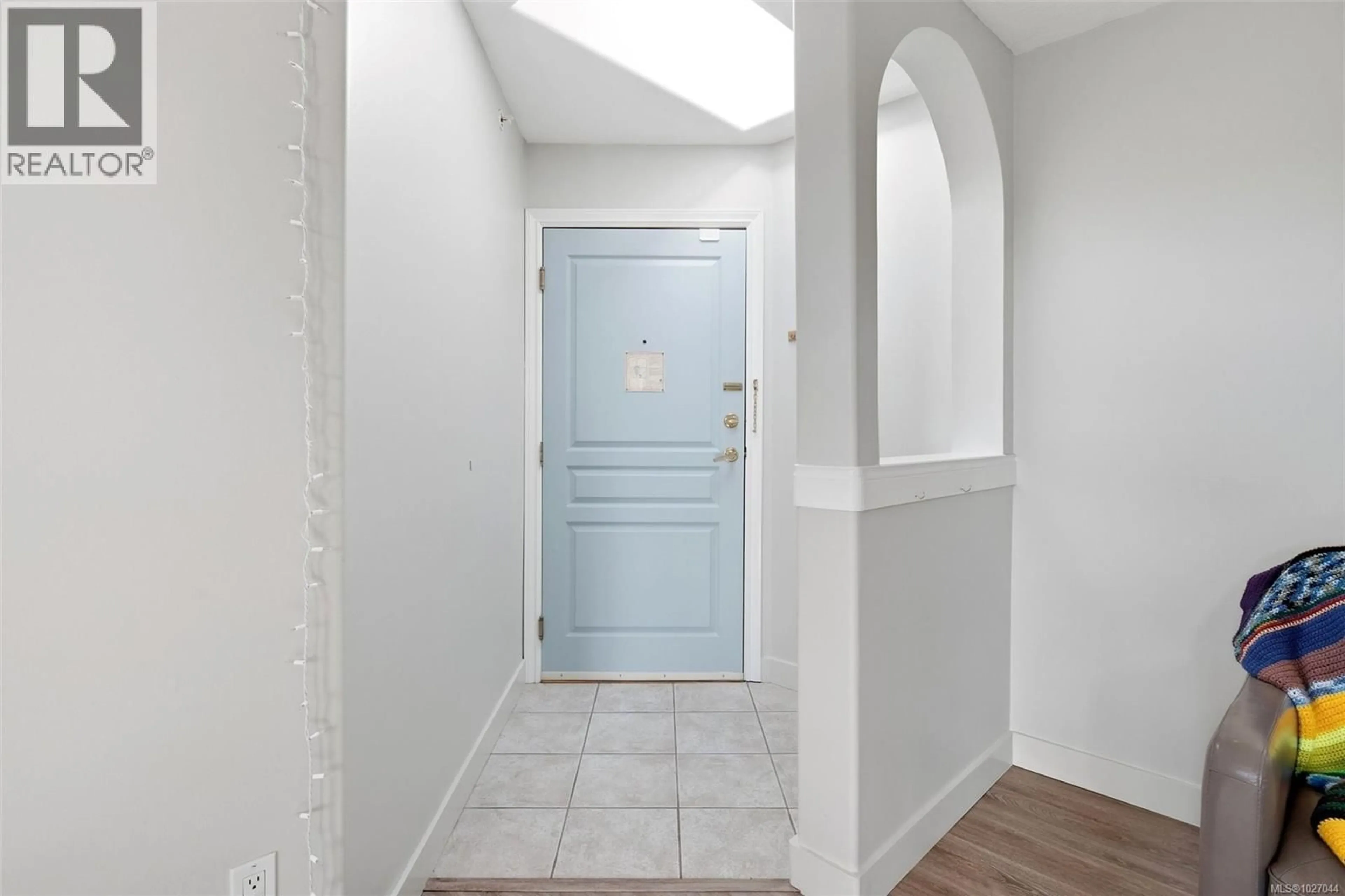 Indoor entryway for 403 - 1580 CHRISTMAS AVENUE, Saanich British Columbia V8P2X2
