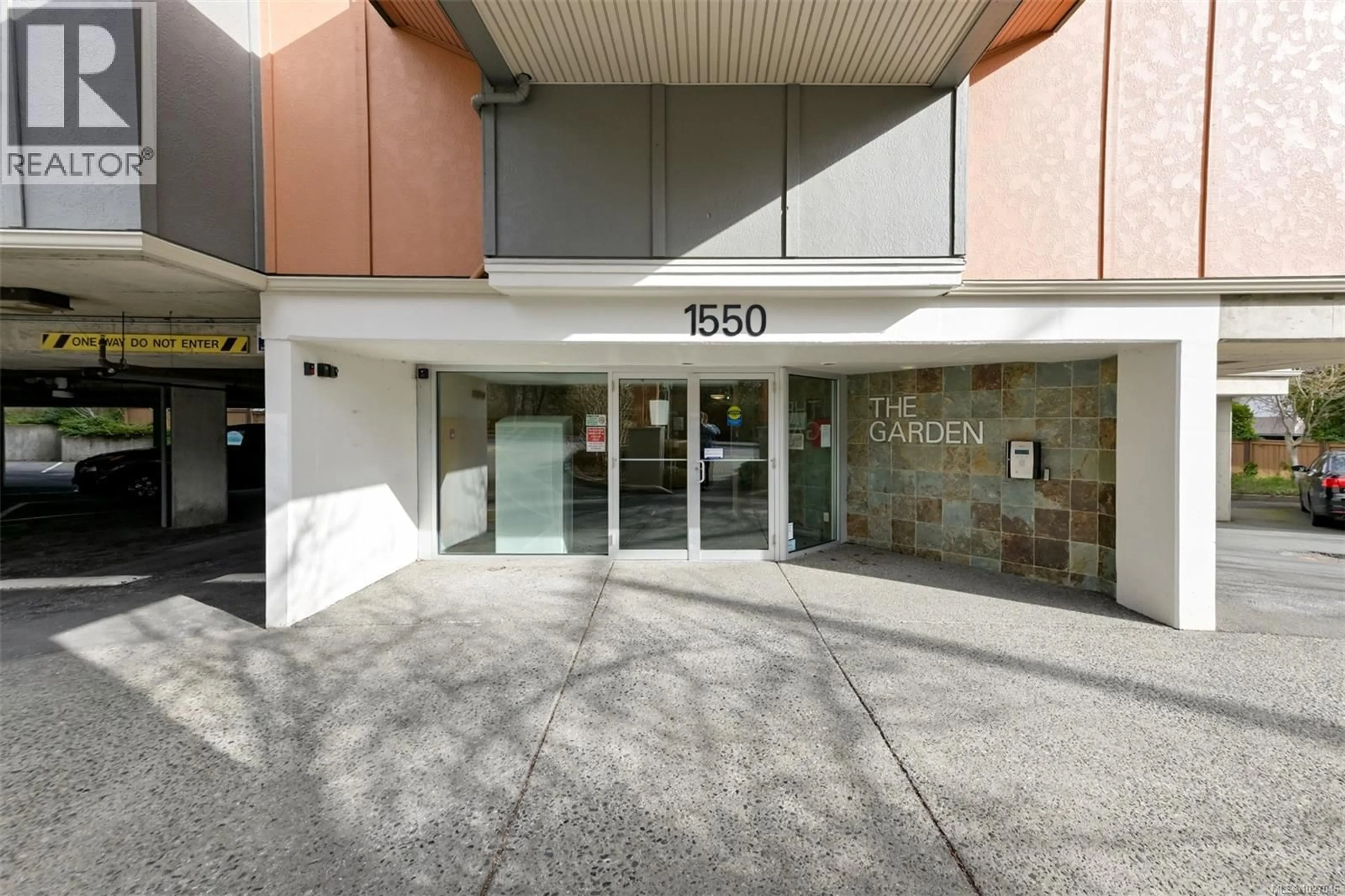 Indoor foyer for 309 - 1550 CHURCH AVENUE, Saanich British Columbia V8P2H1