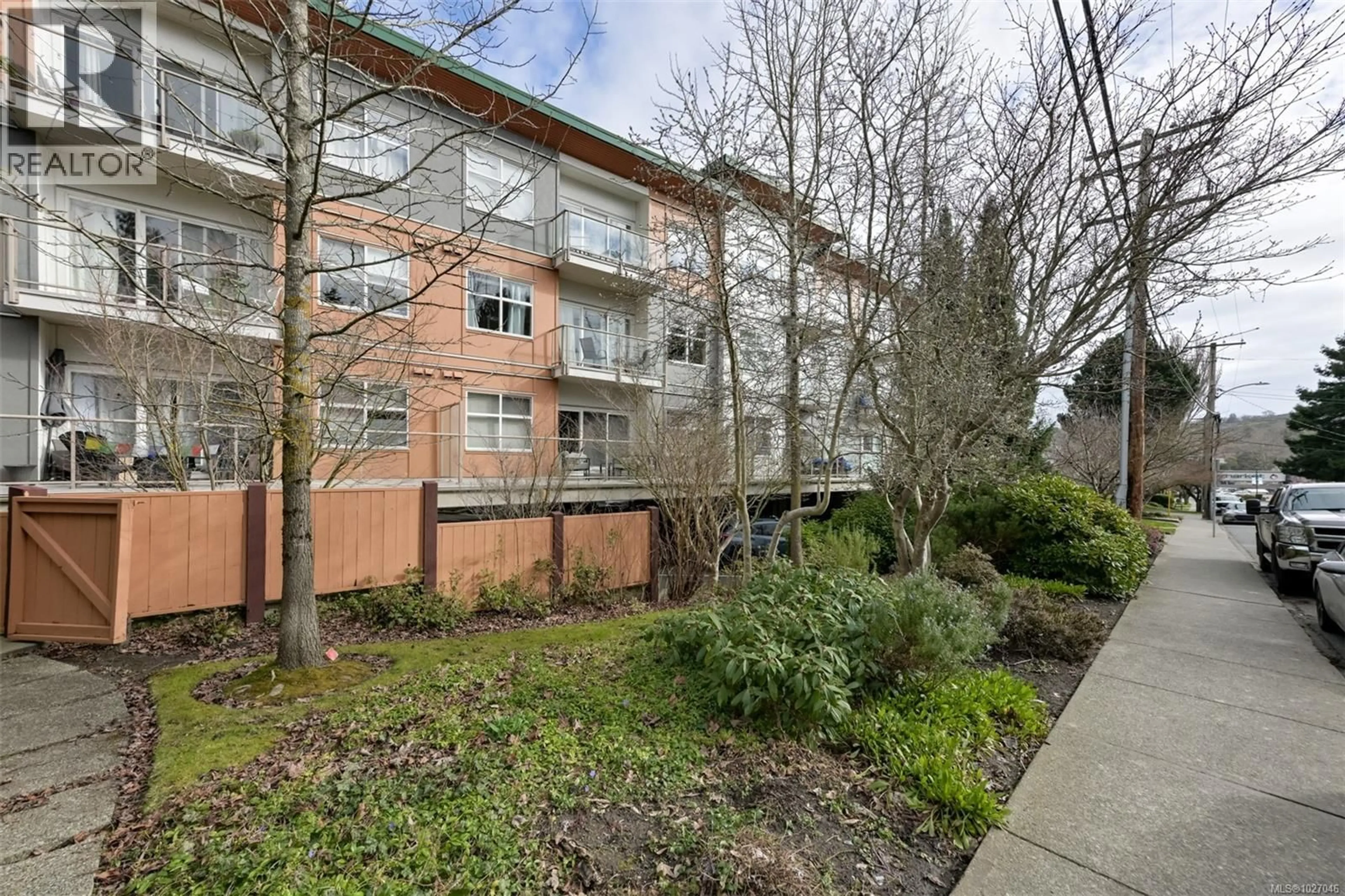 Patio, building for 309 - 1550 CHURCH AVENUE, Saanich British Columbia V8P2H1