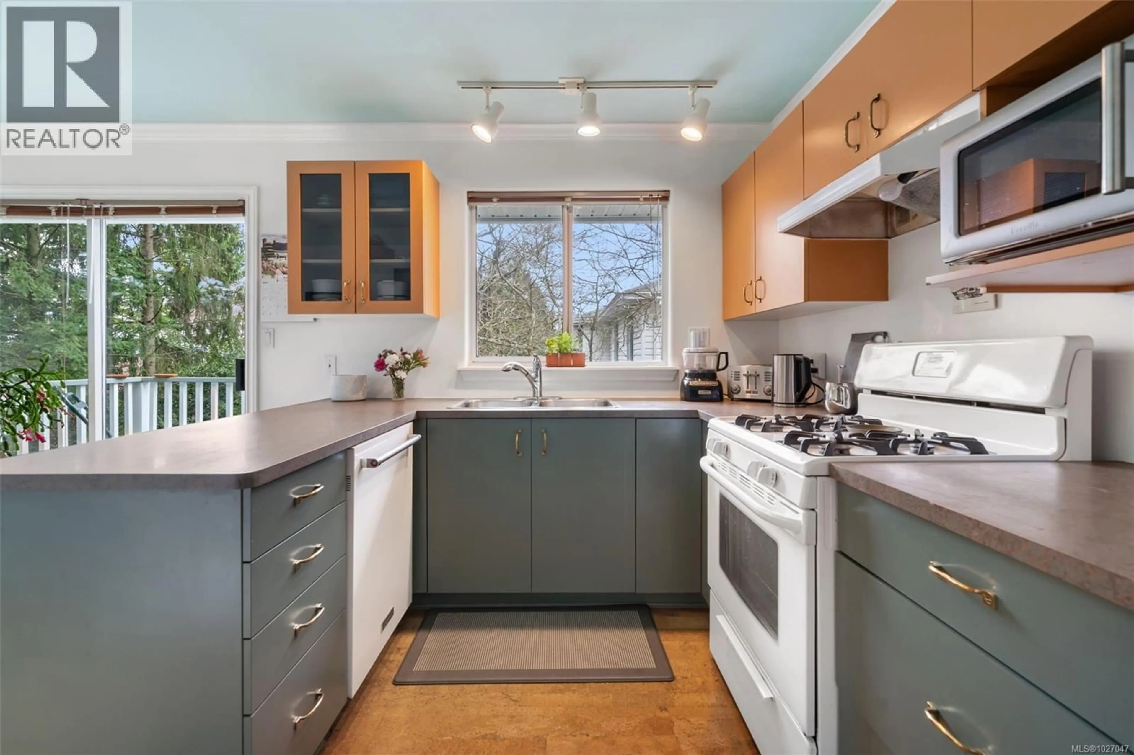 Open concept kitchen, unknown for 4 - 890 ADMIRALS ROAD, Esquimalt British Columbia V9A2P1