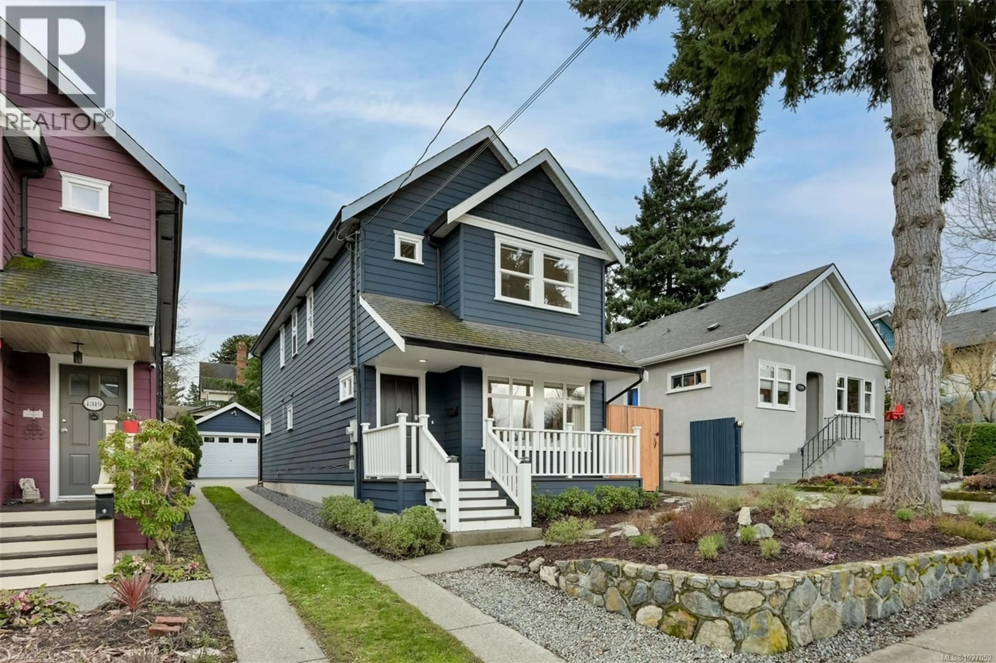 Home with vinyl exterior material, street for 1317 BALMORAL ROAD, Victoria British Columbia V8R1L6