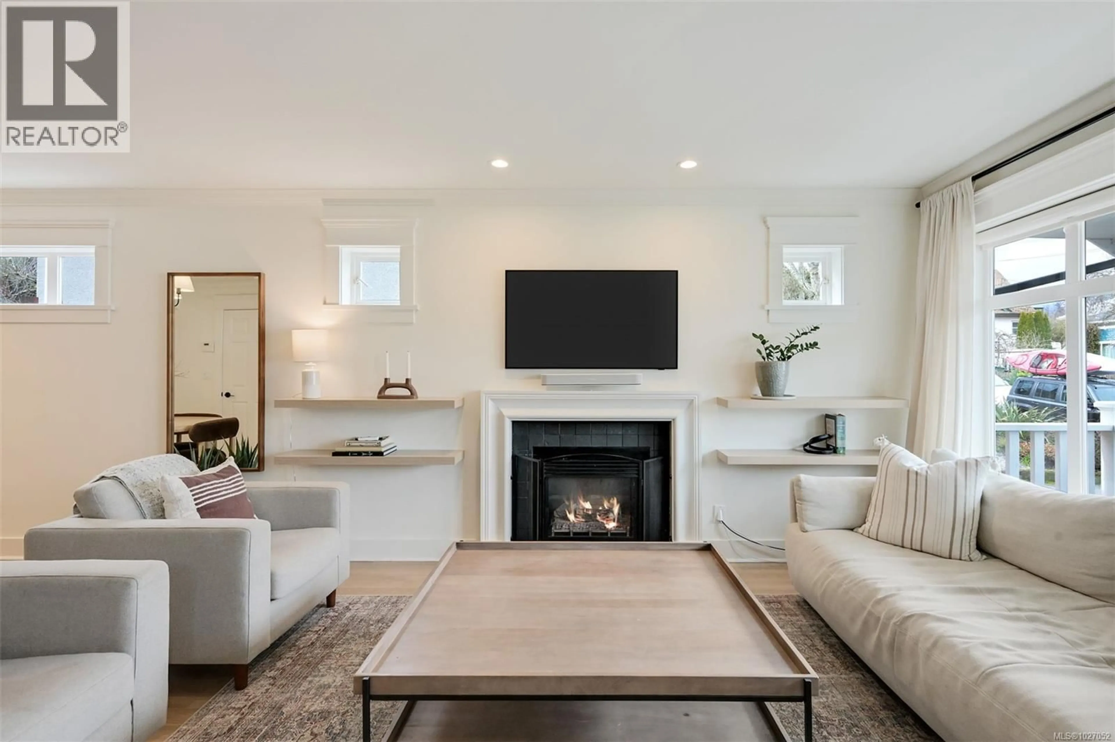 Living room with furniture, unknown for 1317 BALMORAL ROAD, Victoria British Columbia V8R1L6