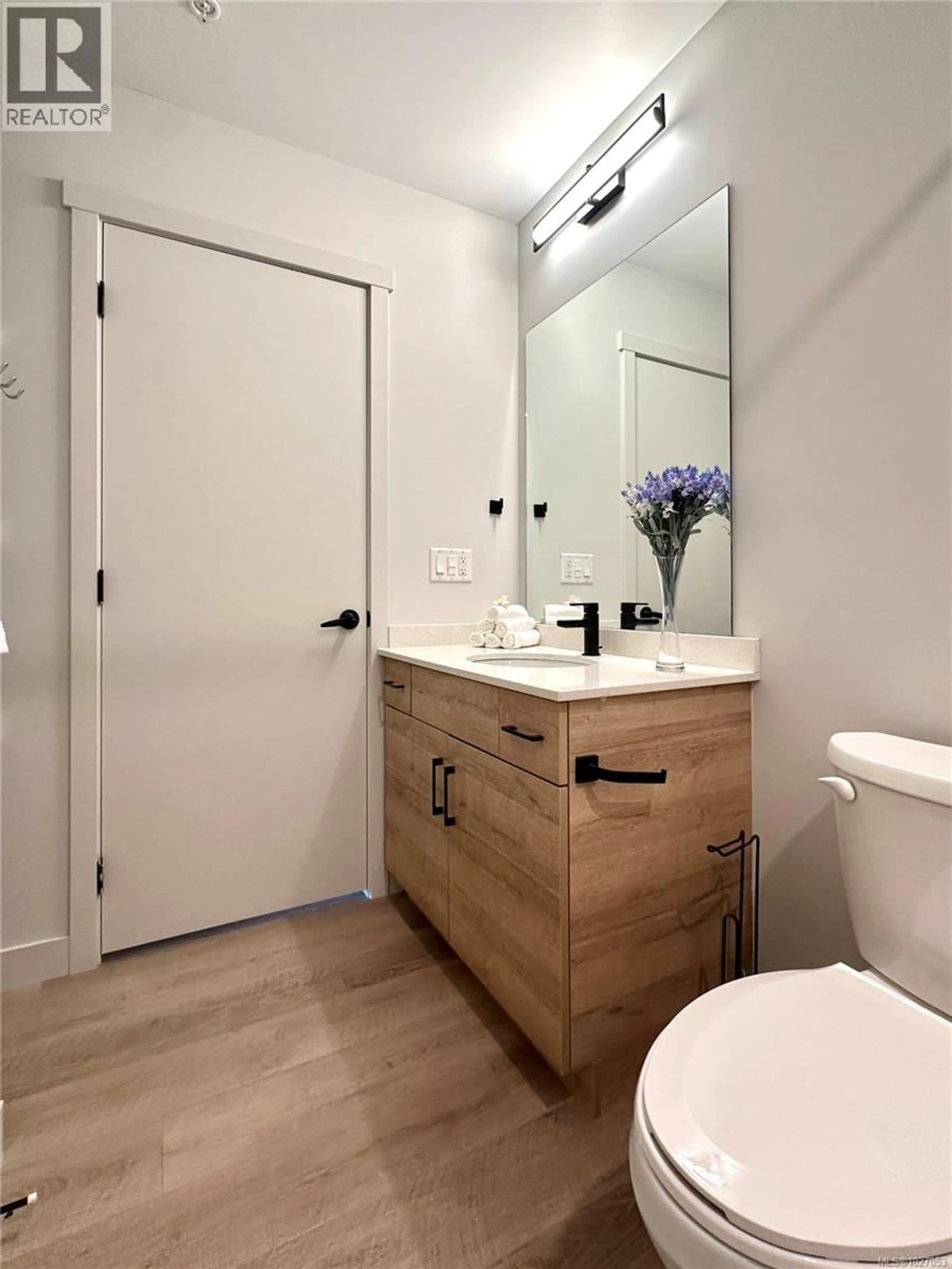 Contemporary bathroom, unknown for 210 - 2465 GATEWAY ROAD, Langford British Columbia V9B6R1