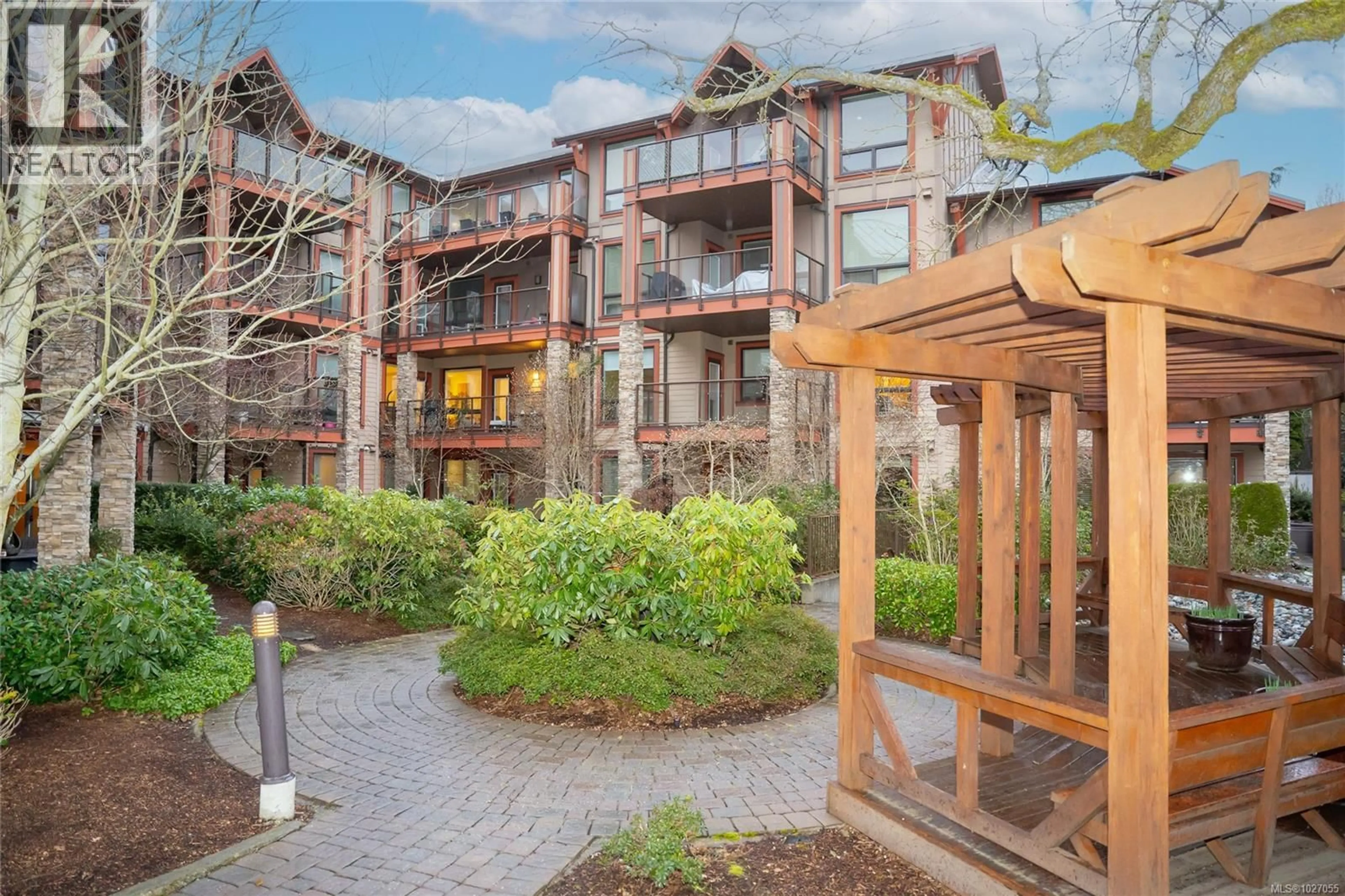 Patio, building for 208 - 4529 WEST SAANICH ROAD, Saanich British Columbia V8Z3G3