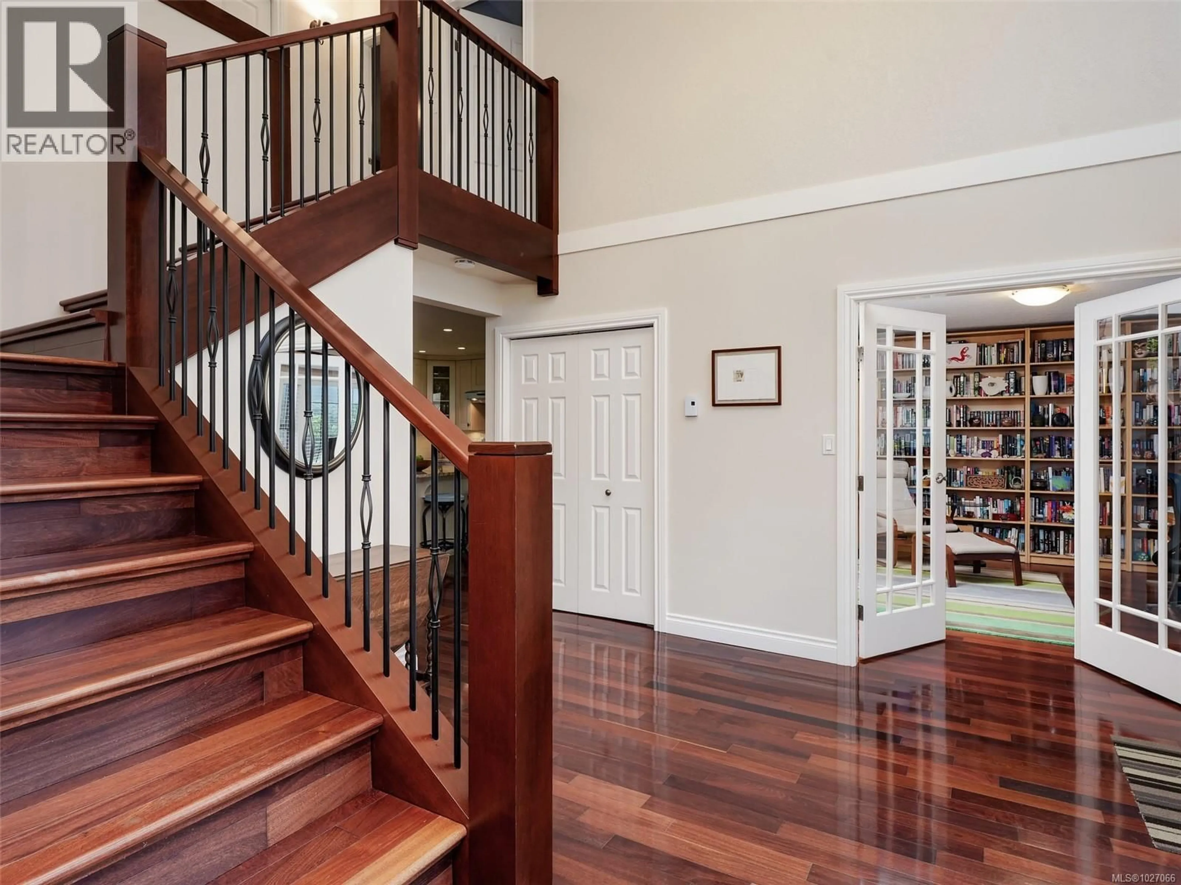 Indoor foyer for 4758 AMBLEWOOD DRIVE, Saanich British Columbia V8Y2S3