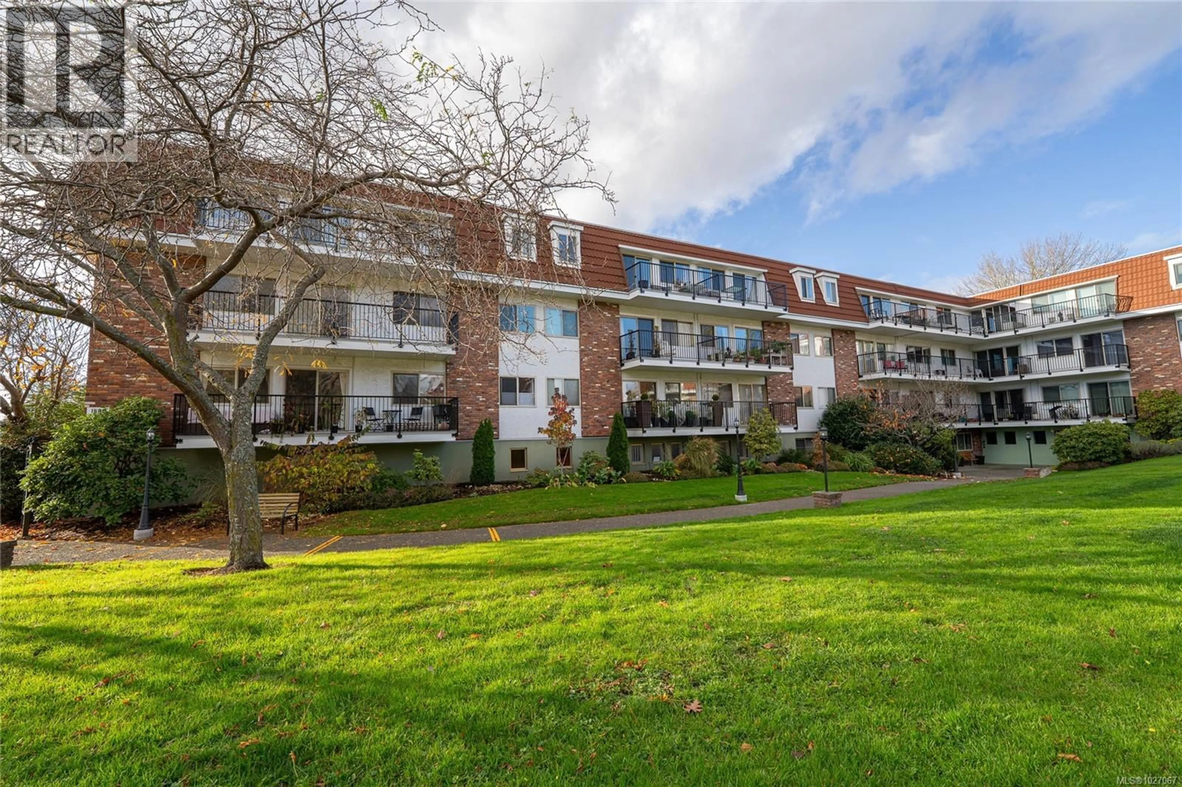 Patio, unknown for 218 - 1680 POPLAR AVENUE, Saanich British Columbia V8P4K7