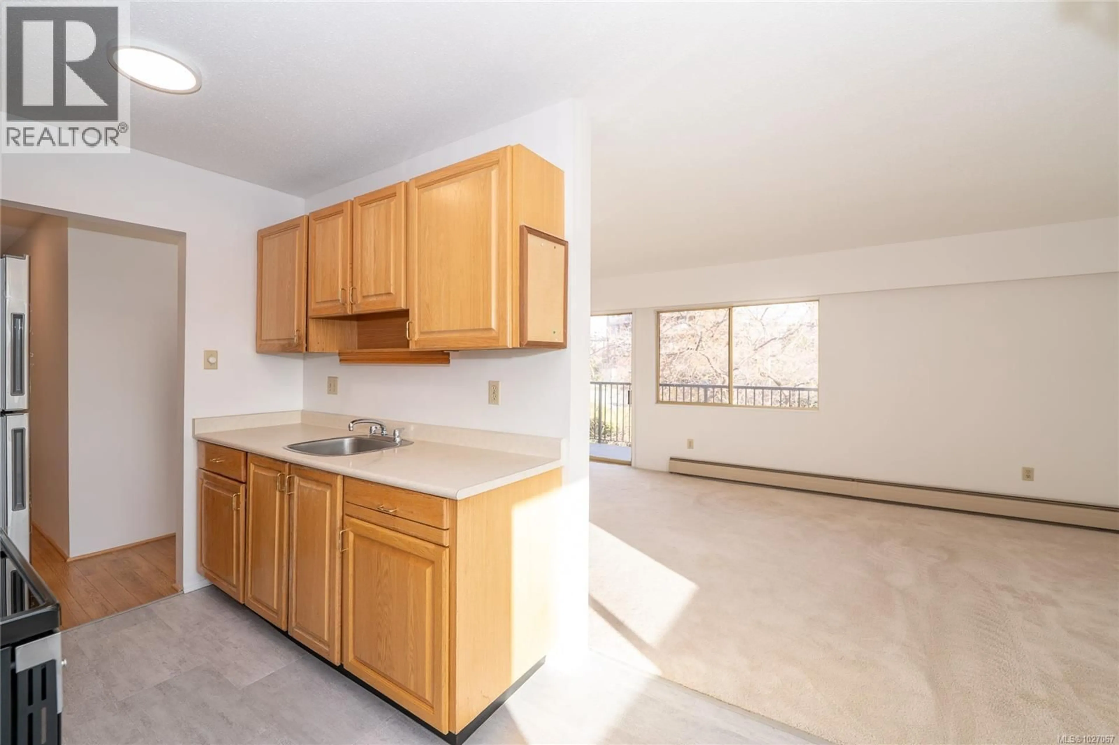 Standard kitchen, unknown for 218 - 1680 POPLAR AVENUE, Saanich British Columbia V8P4K7