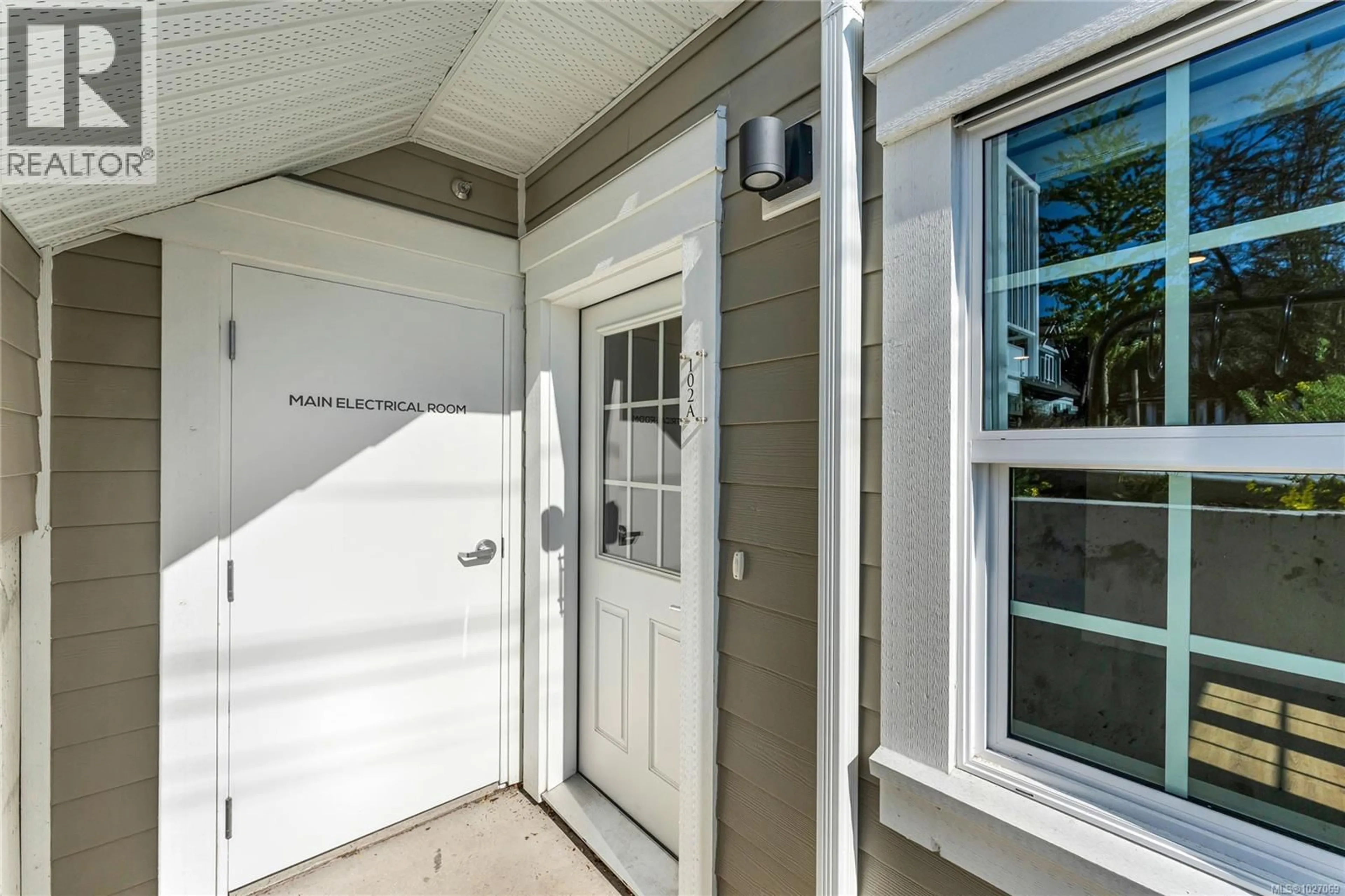 Indoor entryway for 102 A - 1224 RICHARDSON STREET, Victoria British Columbia V8V3E1