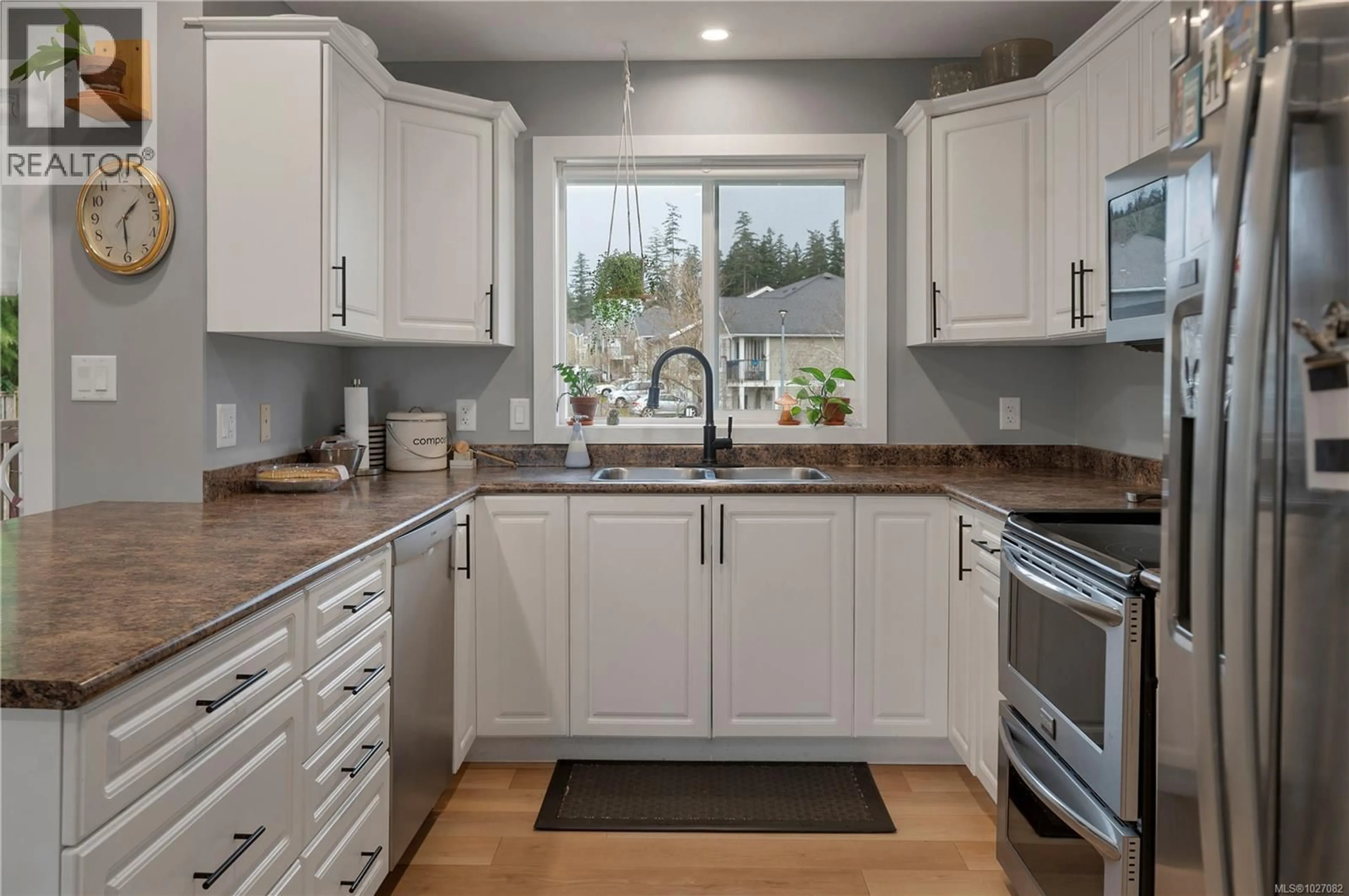 Open concept kitchen, ceramic/tile floor for 2070 COLLEGE DRIVE, Campbell River British Columbia V9H1T8