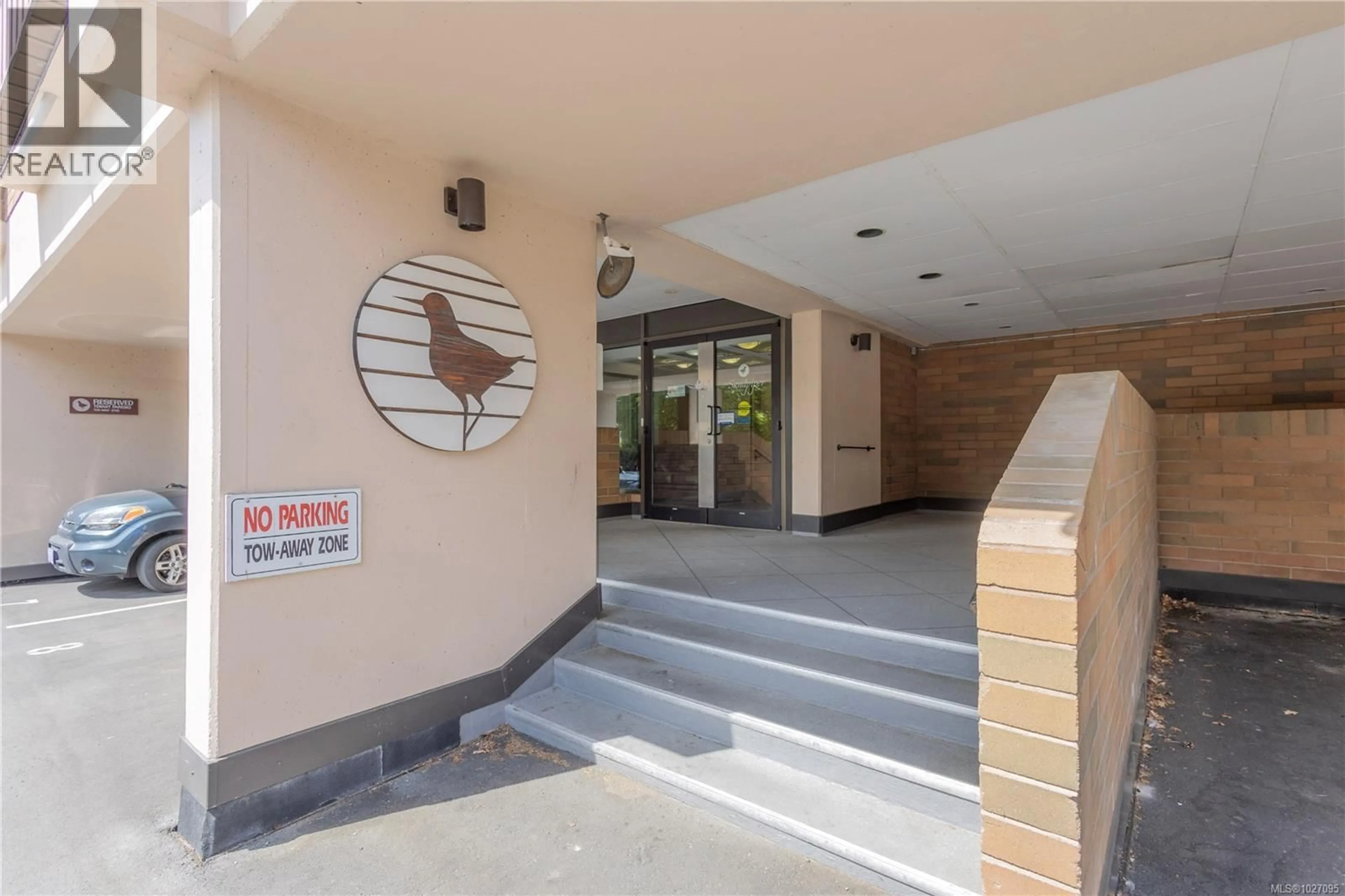 Indoor foyer for 1004 - 1630 QUADRA STREET, Victoria British Columbia V8W3J5