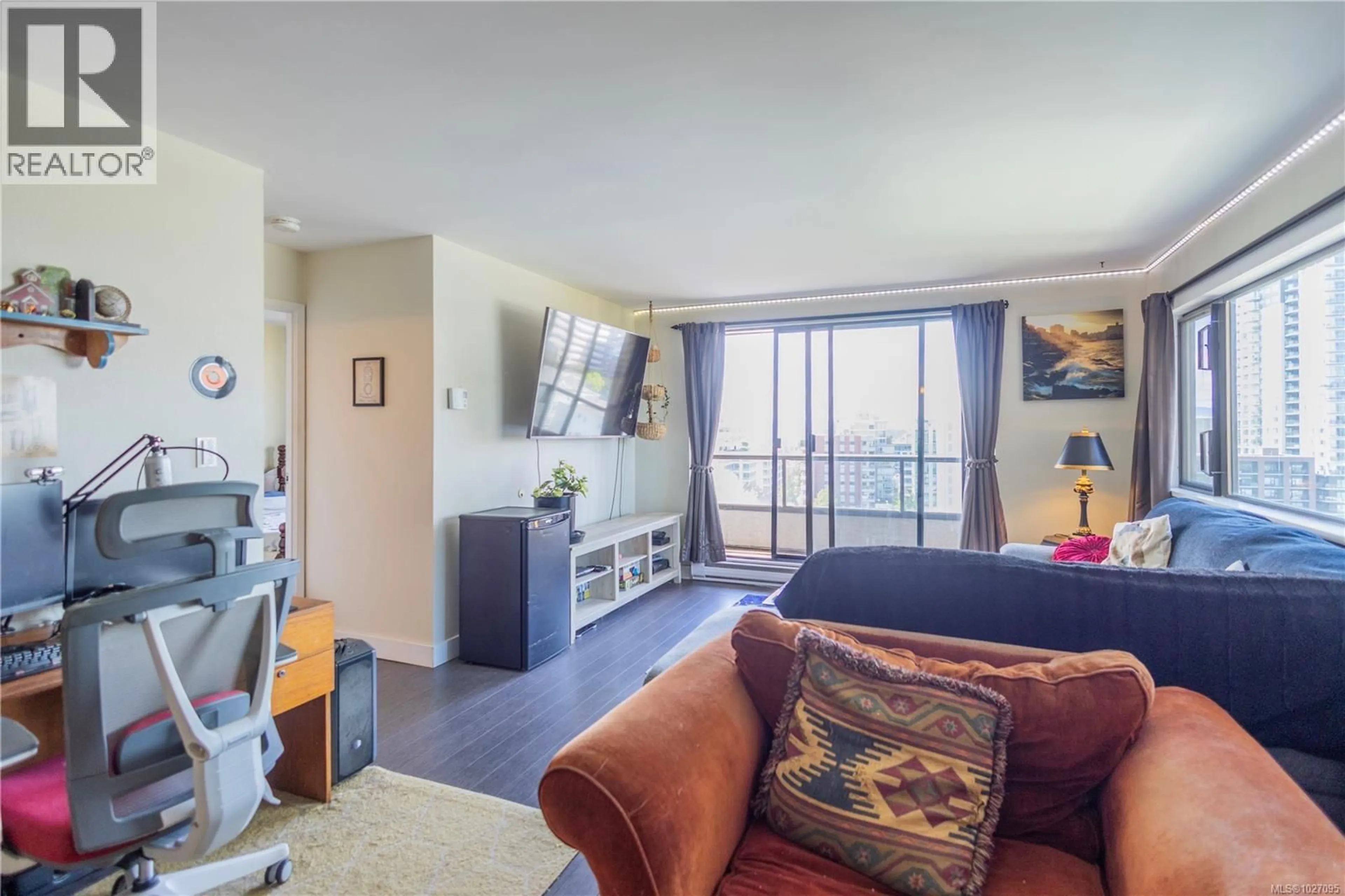 Living room with furniture, unknown for 1004 - 1630 QUADRA STREET, Victoria British Columbia V8W3J5