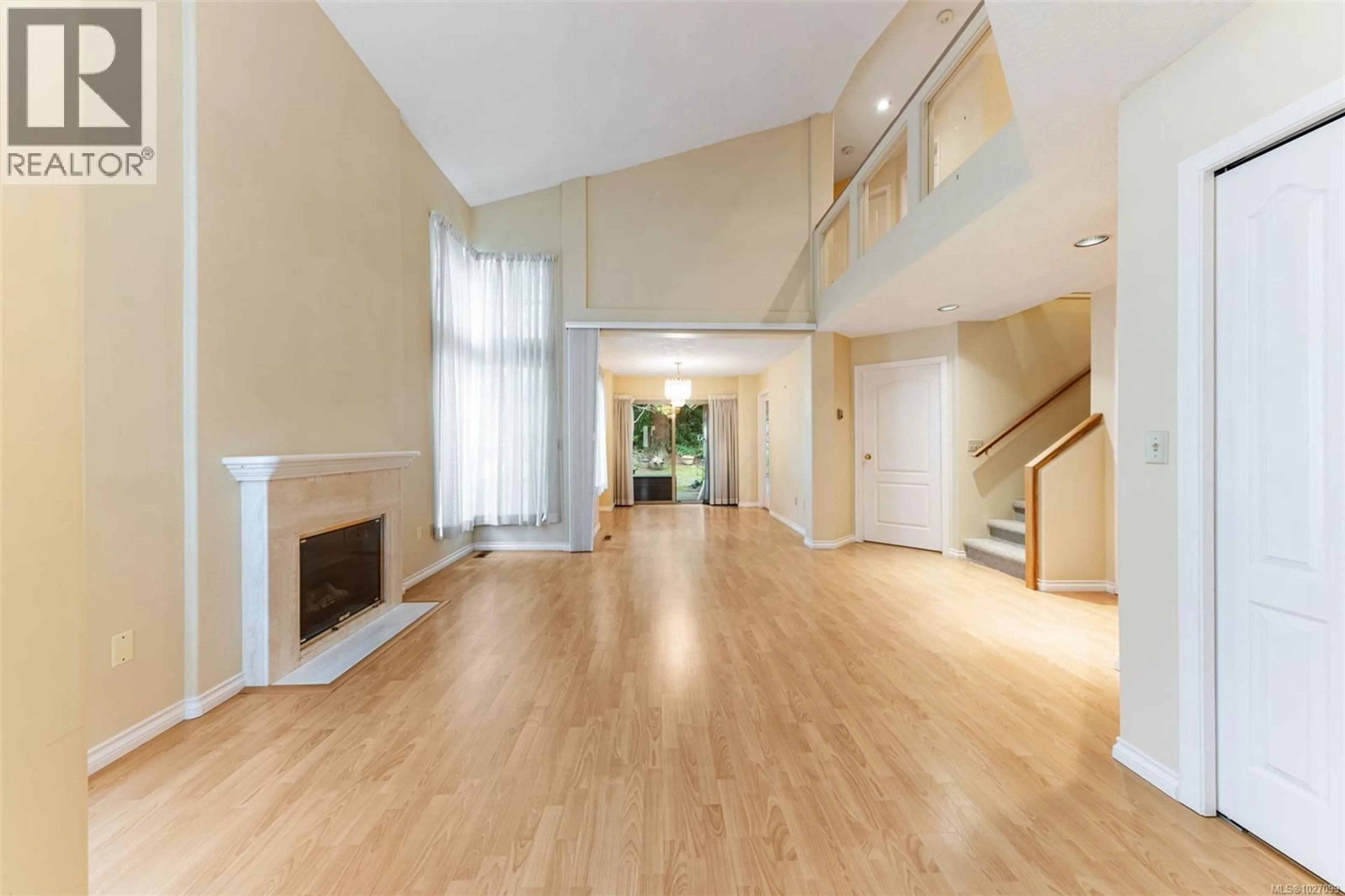 Indoor foyer for 501 - 510 MARSETT PLACE, Saanich British Columbia V8Z7J1