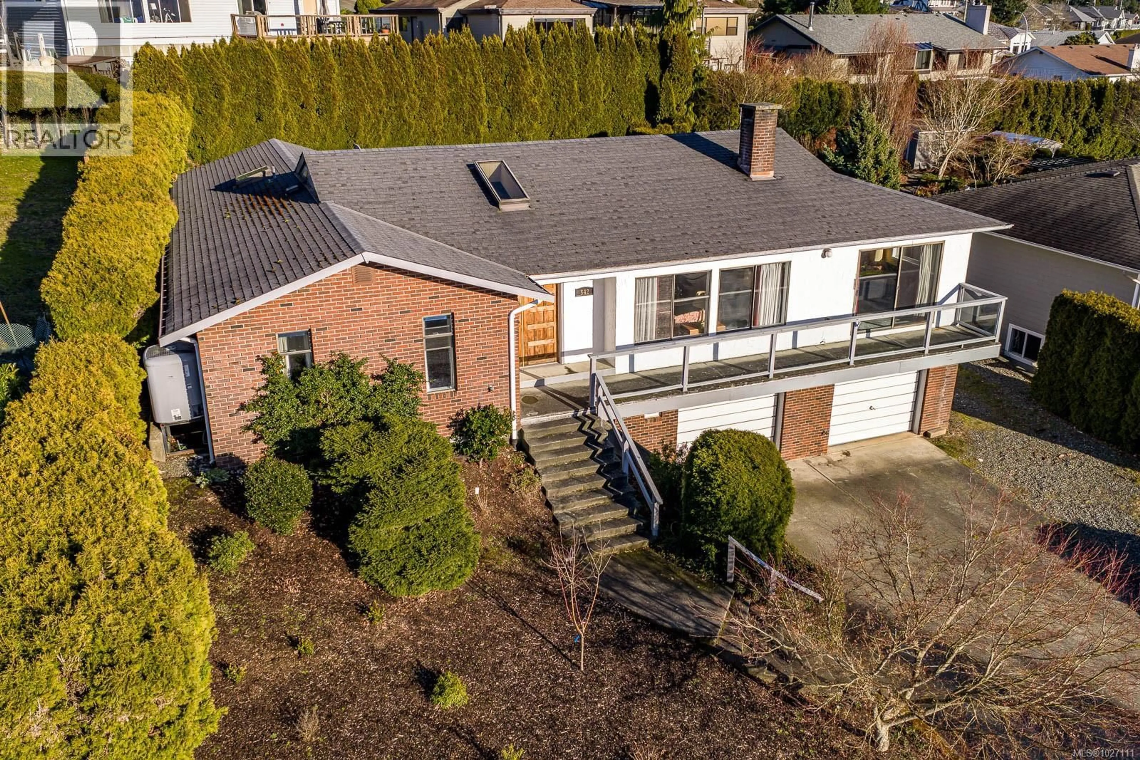 A pic from outside/outdoor area/front of a property/back of a property/a pic from drone, street for 542 WASHINGTON CRESCENT, Courtenay British Columbia V9N7S3