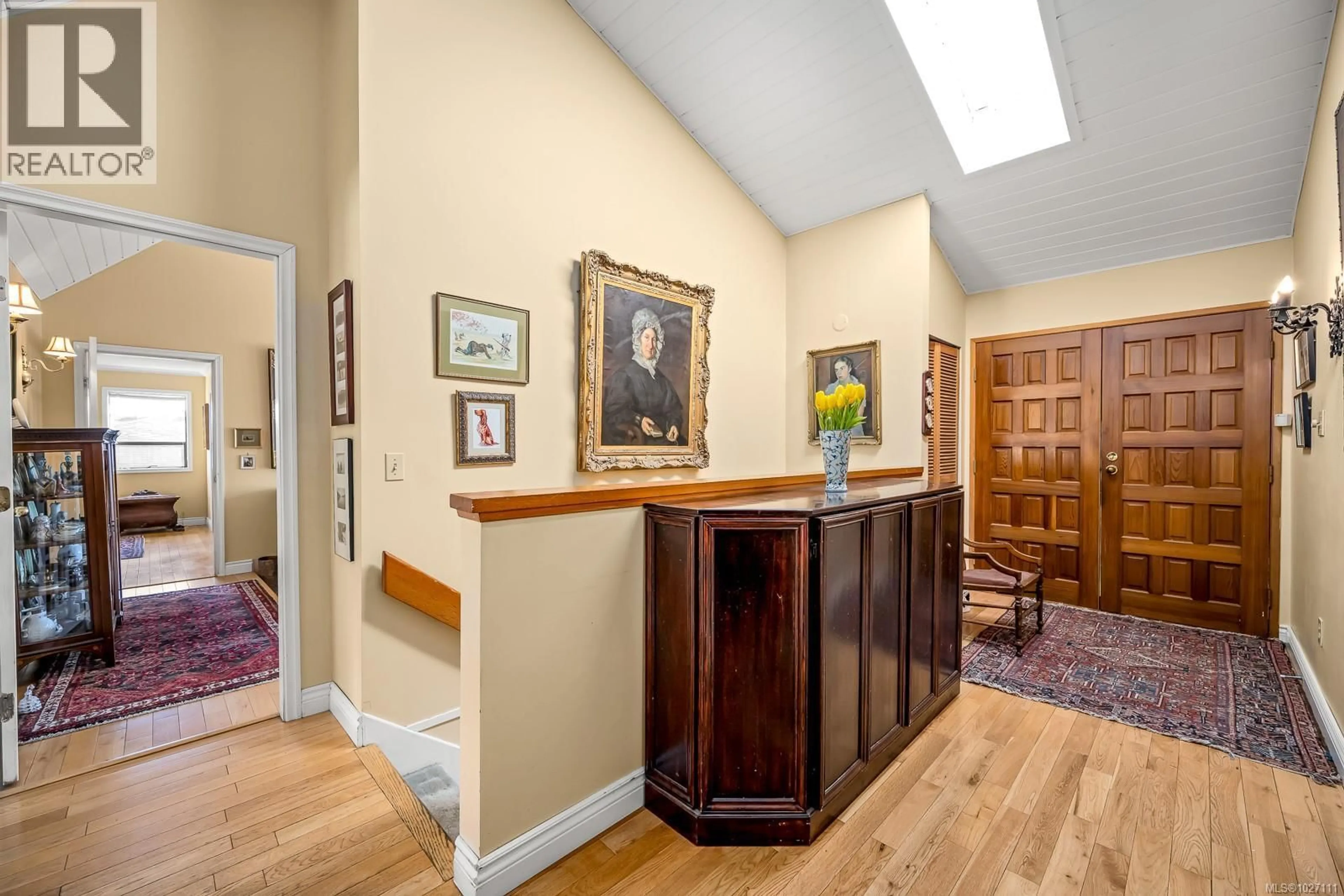 Indoor foyer for 542 WASHINGTON CRESCENT, Courtenay British Columbia V9N7S3