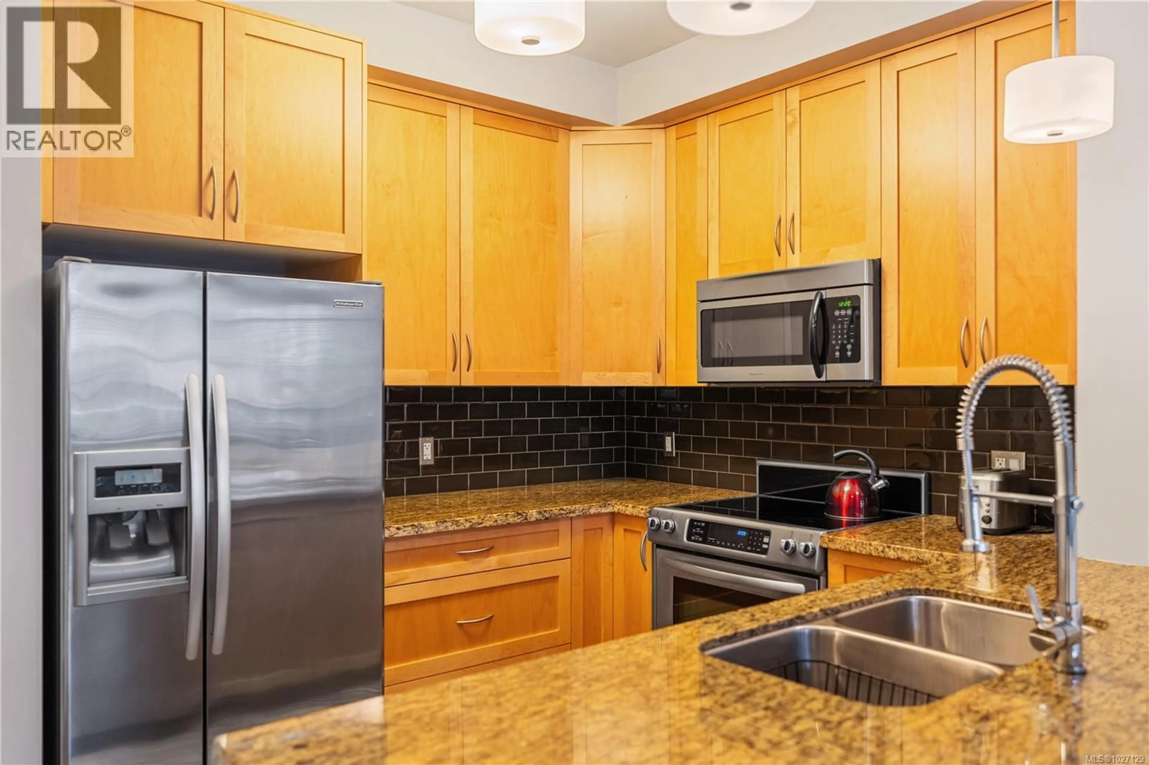 Standard kitchen, ceramic/tile floor for 106 - 611 GOLDSTREAM AVENUE, Langford British Columbia V9B2W9