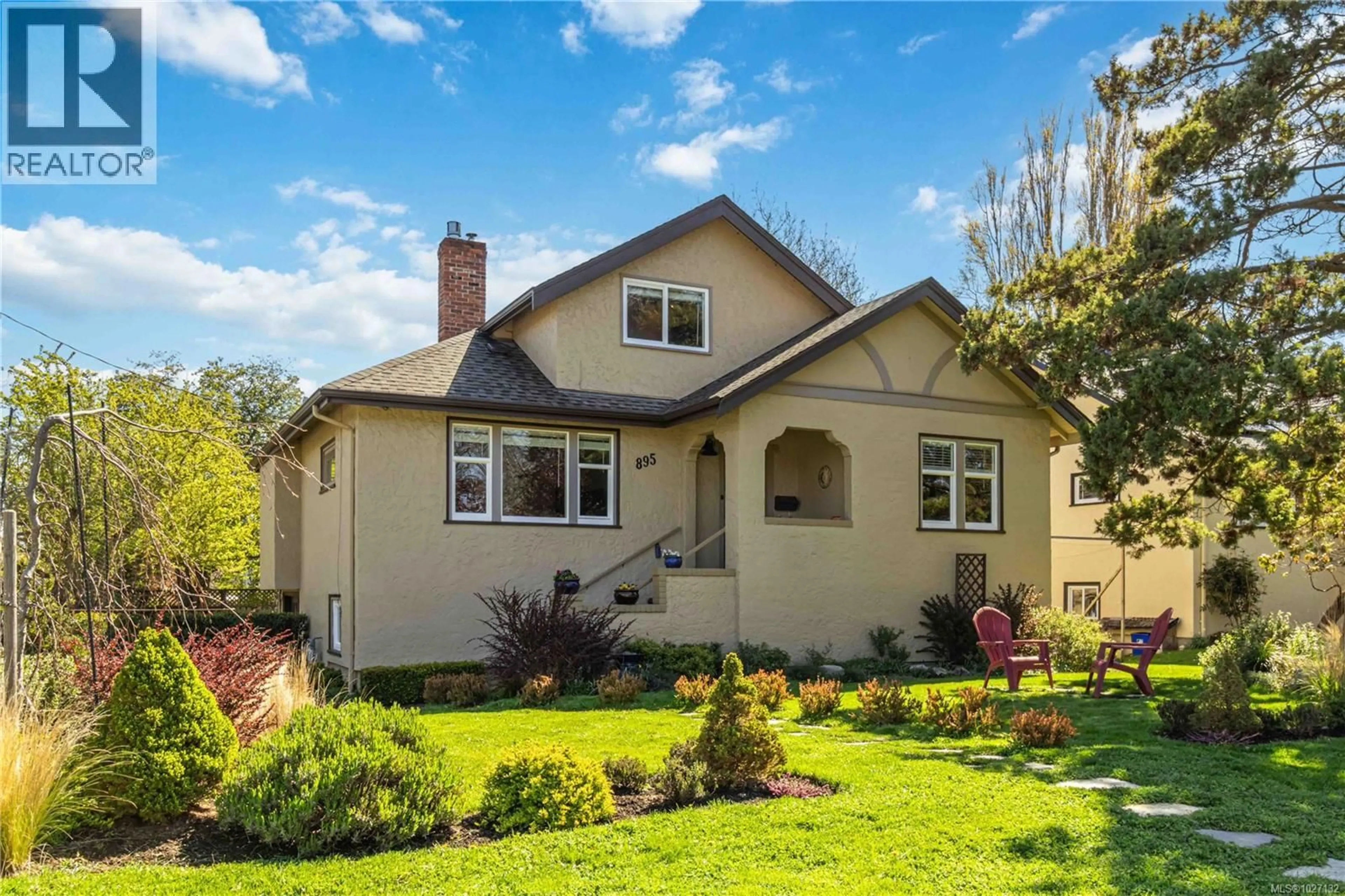 Home with vinyl exterior material, street for 895 FALKLAND ROAD, Oak Bay British Columbia V8S4L9