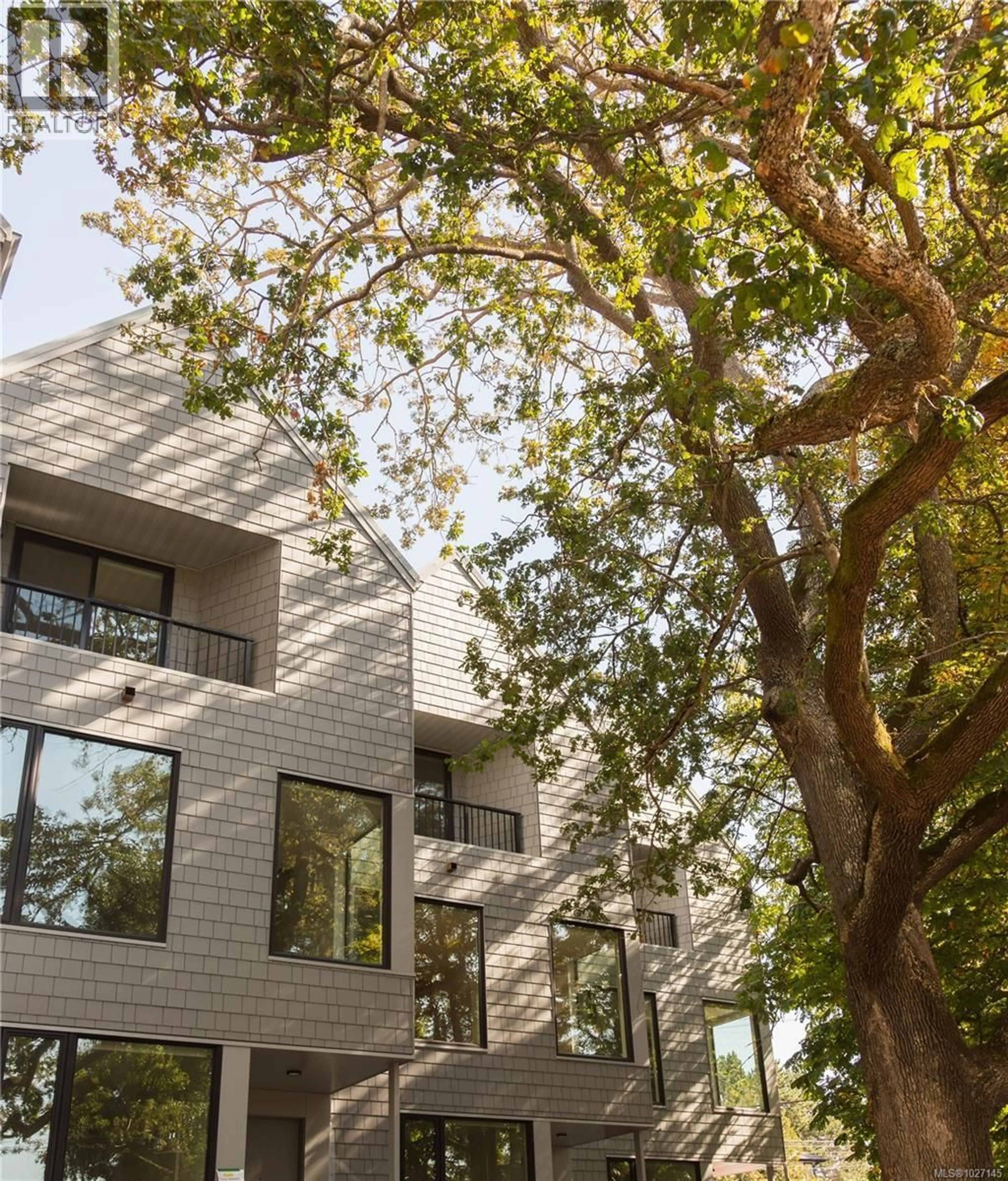 Home with brick exterior material, unknown for 3 - 909 REDFERN STREET, Victoria British Columbia V8S4G6