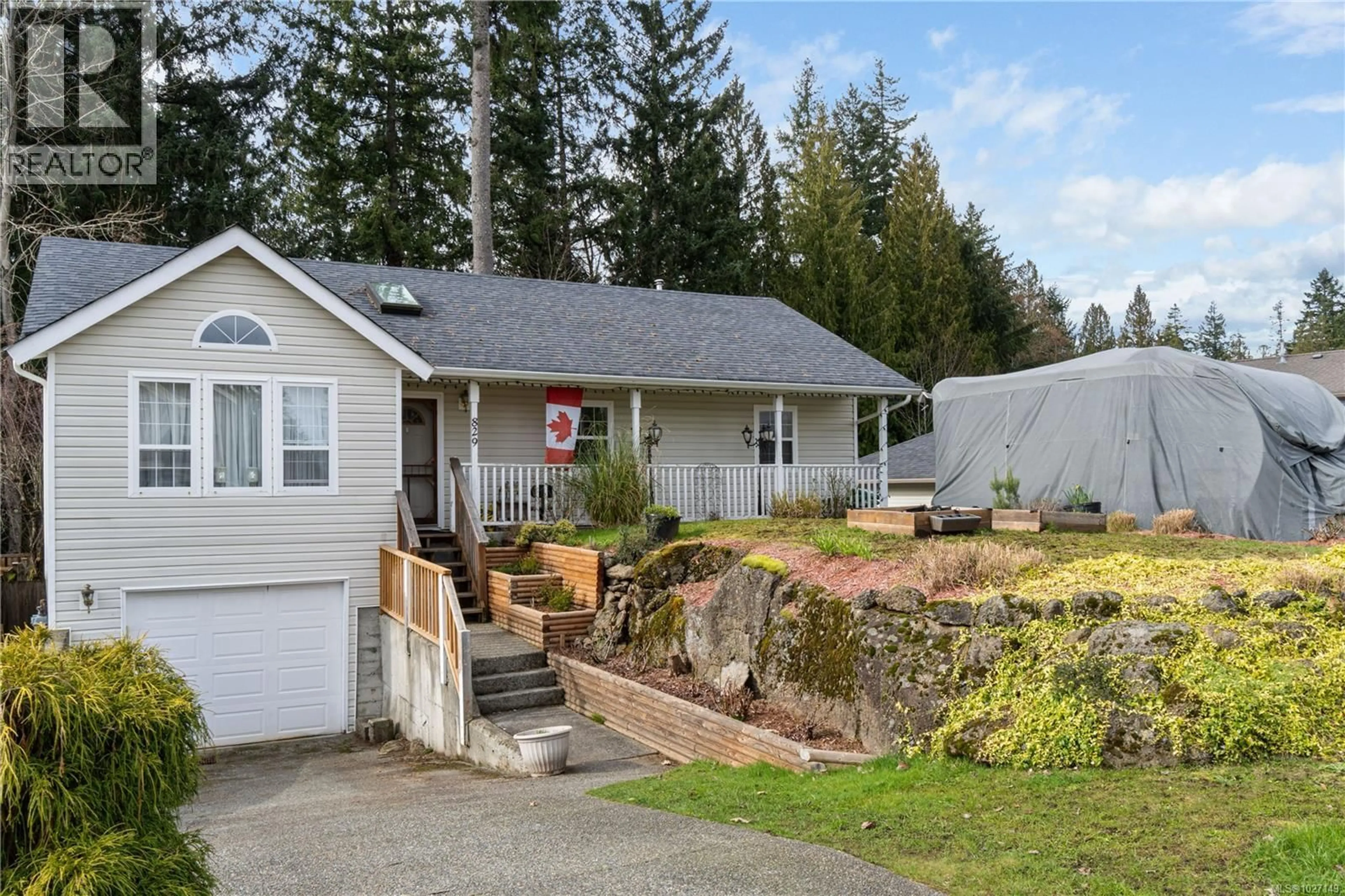 Home with vinyl exterior material, street for 829 BROOKFIELD DRIVE, Nanaimo British Columbia V9R6P2