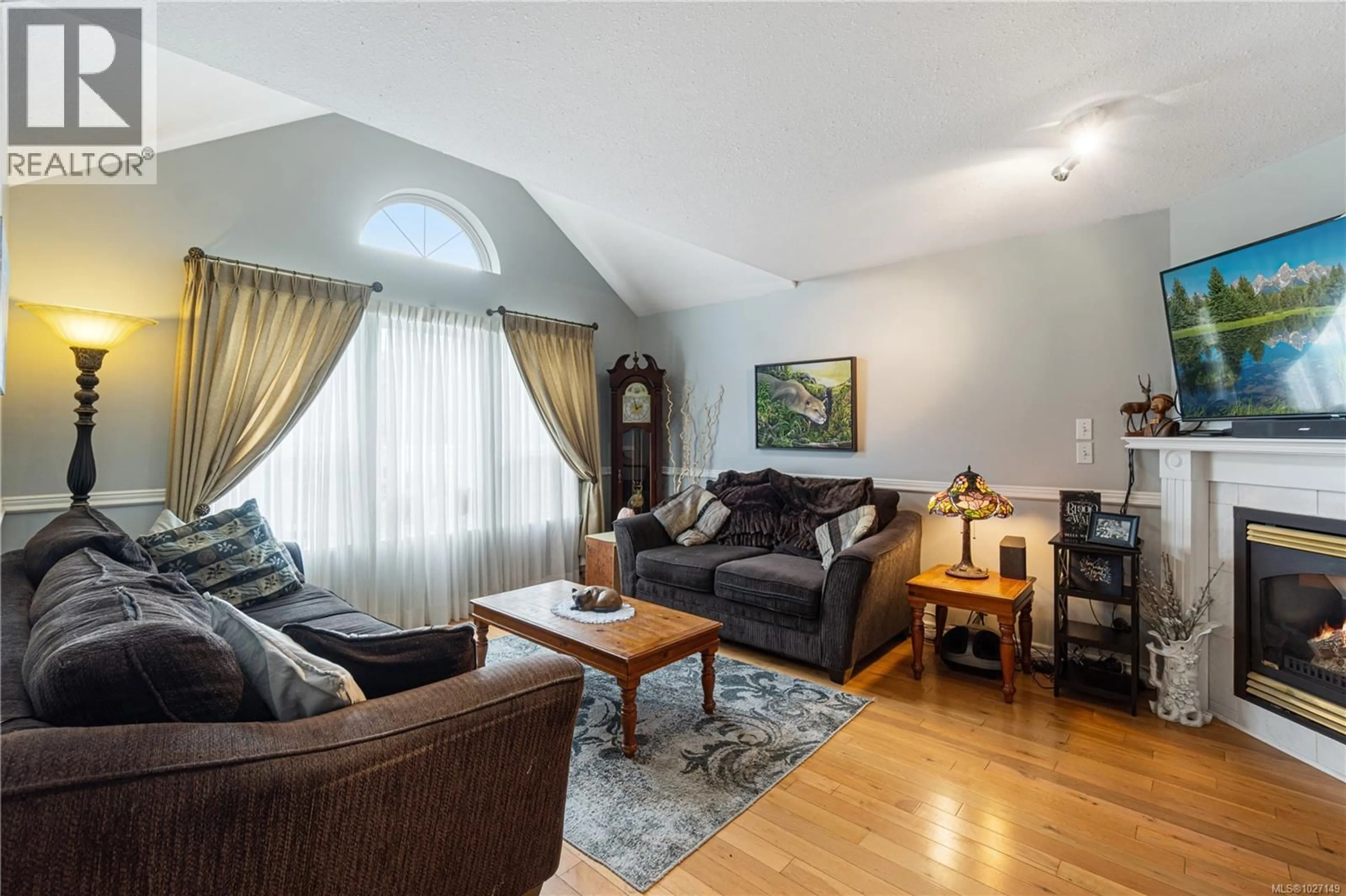 Living room with furniture, wood/laminate floor for 829 BROOKFIELD DRIVE, Nanaimo British Columbia V9R6P2