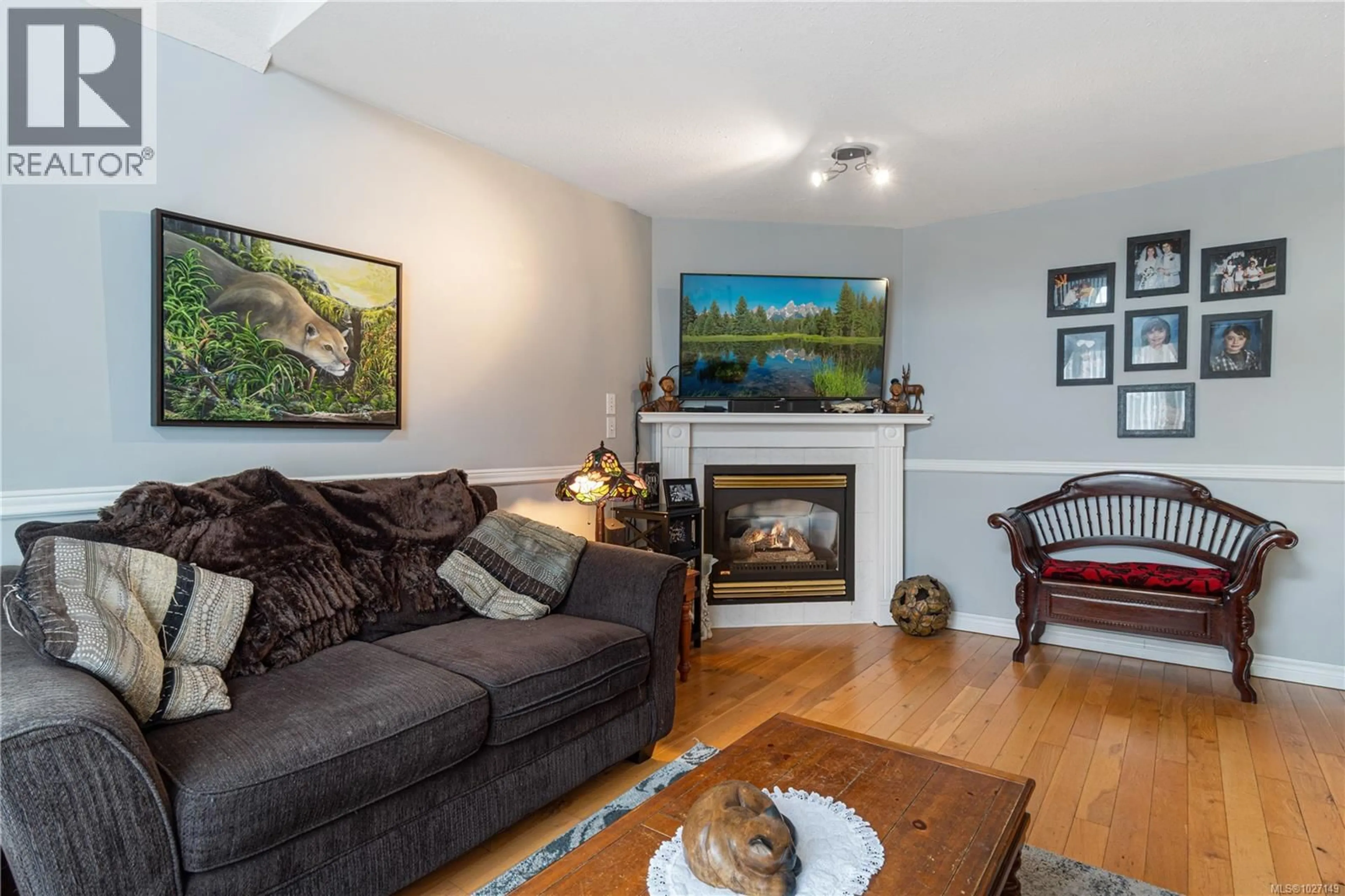 Living room with furniture, wood/laminate floor for 829 BROOKFIELD DRIVE, Nanaimo British Columbia V9R6P2