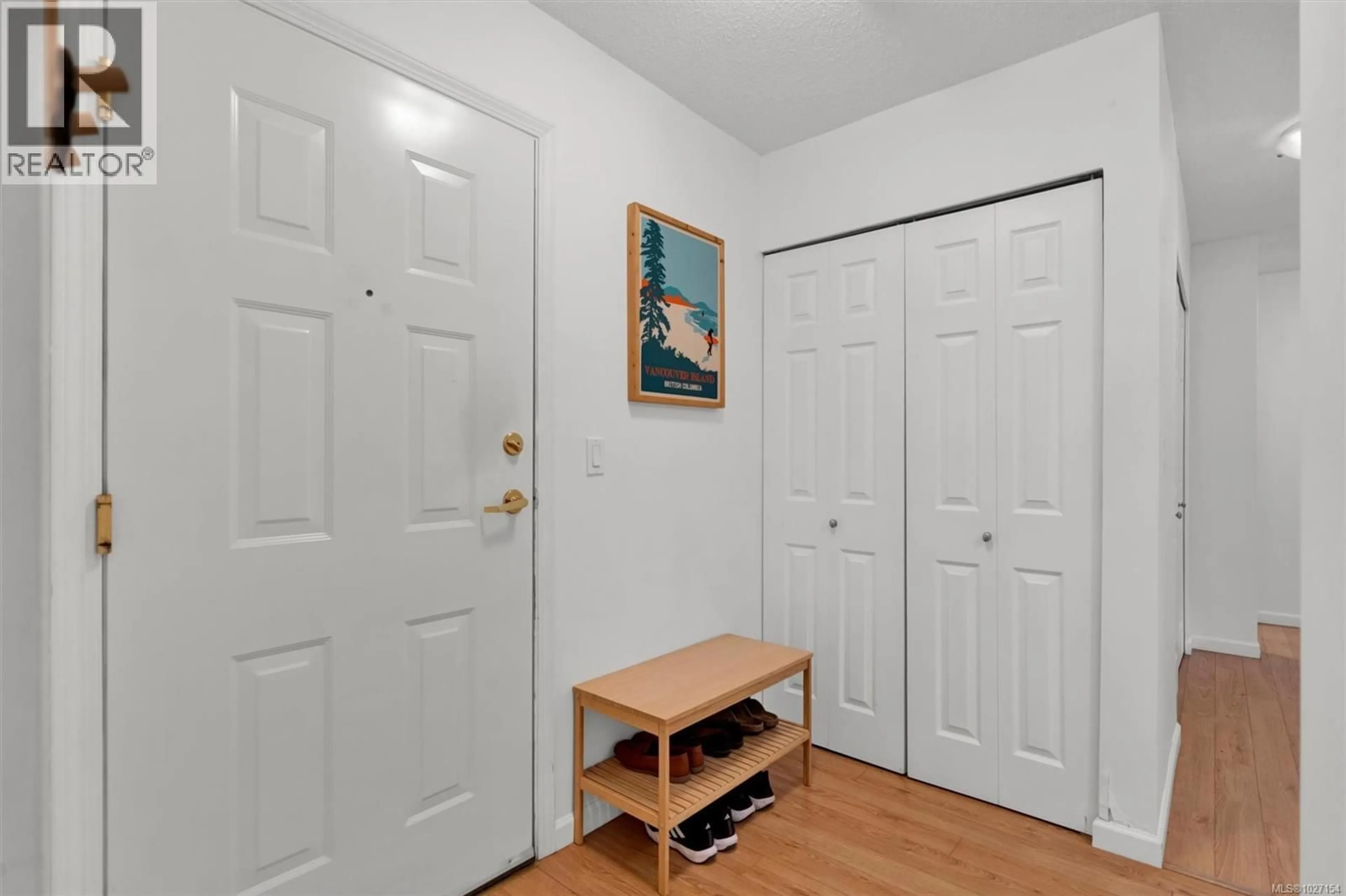 Indoor entryway for 104 - 1201 HILLSIDE AVENUE, Victoria British Columbia V8T2B1