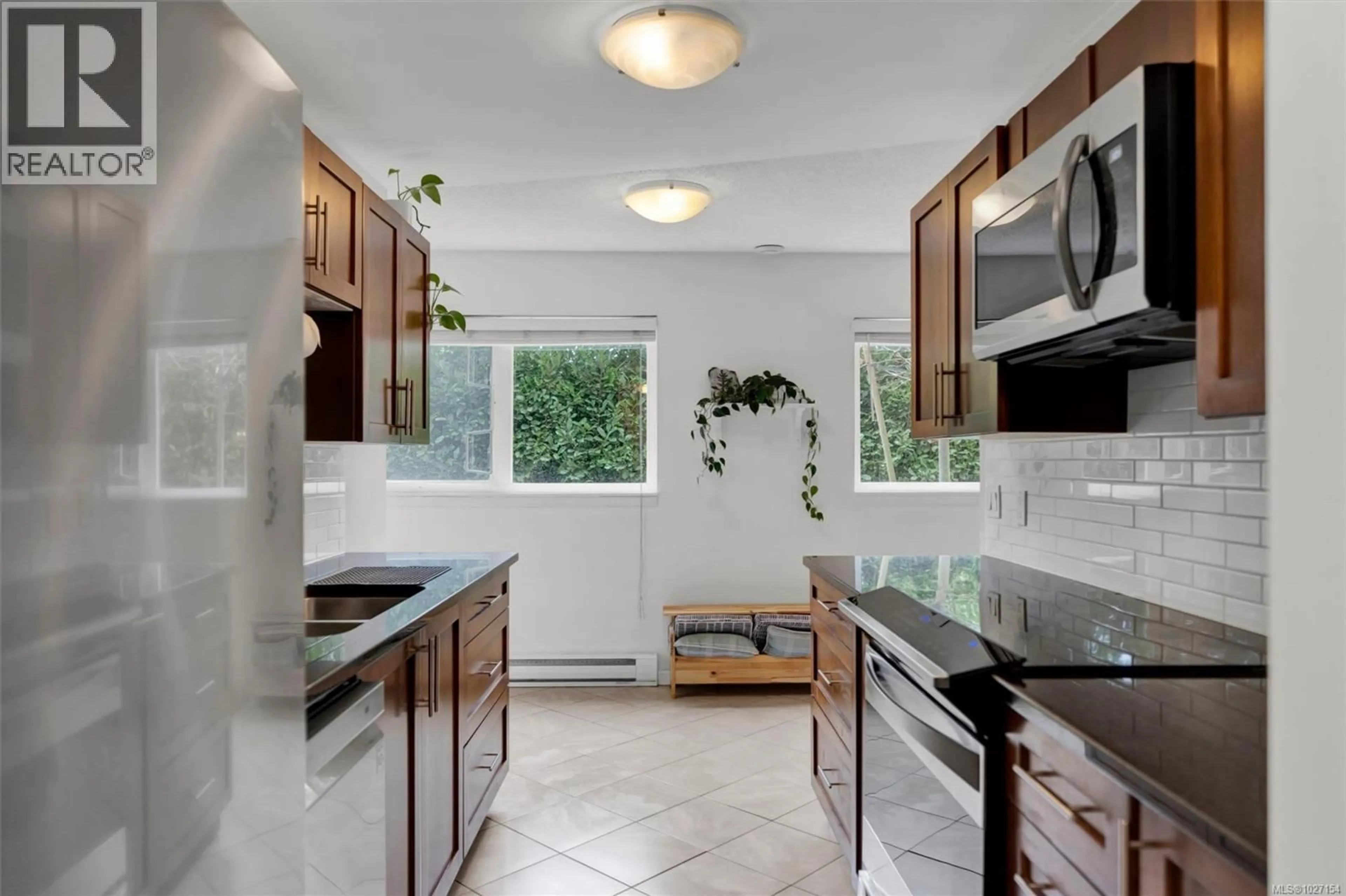 Standard kitchen, ceramic/tile floor for 104 - 1201 HILLSIDE AVENUE, Victoria British Columbia V8T2B1