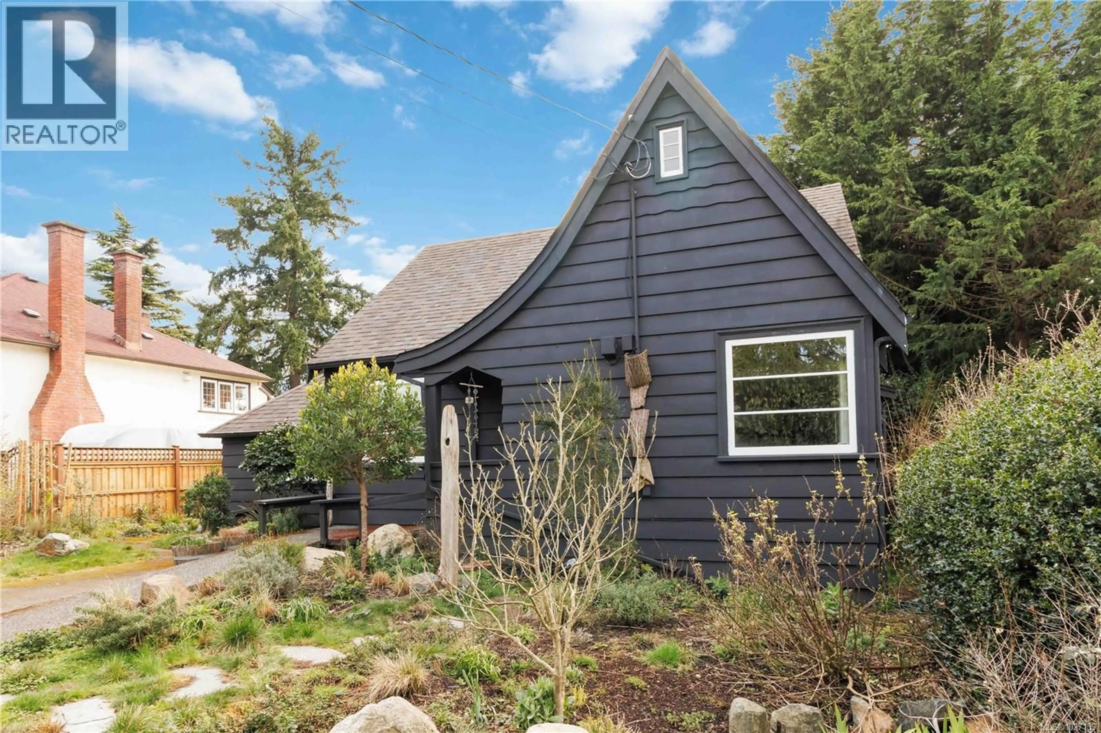 Home with vinyl exterior material, street for 833 LESLIE DRIVE, Saanich British Columbia V8X2Y3