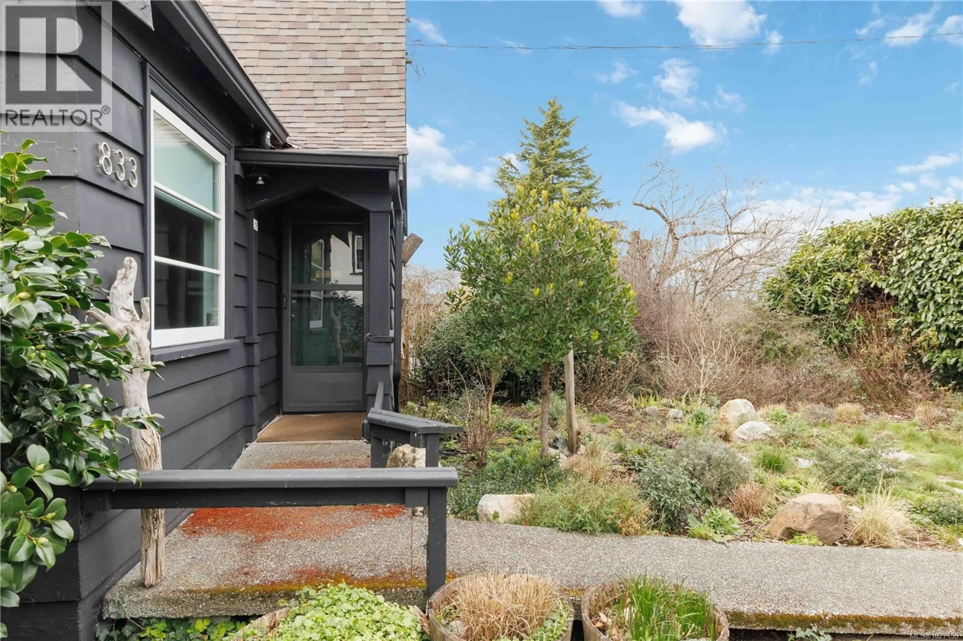 Patio, street for 833 LESLIE DRIVE, Saanich British Columbia V8X2Y3