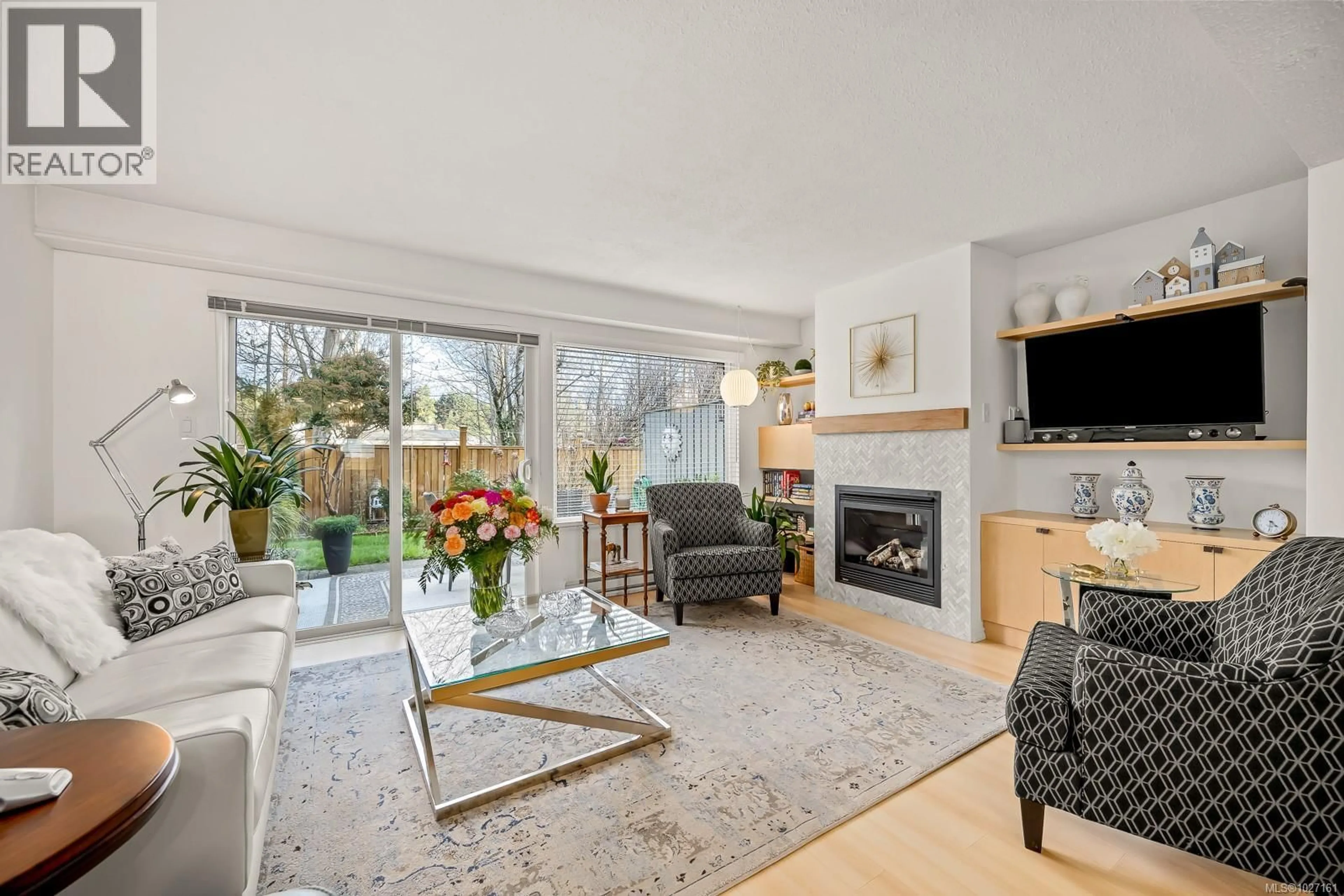 Living room with furniture, unknown for 305 - 1537 NOEL AVENUE, Comox British Columbia V9M3H8