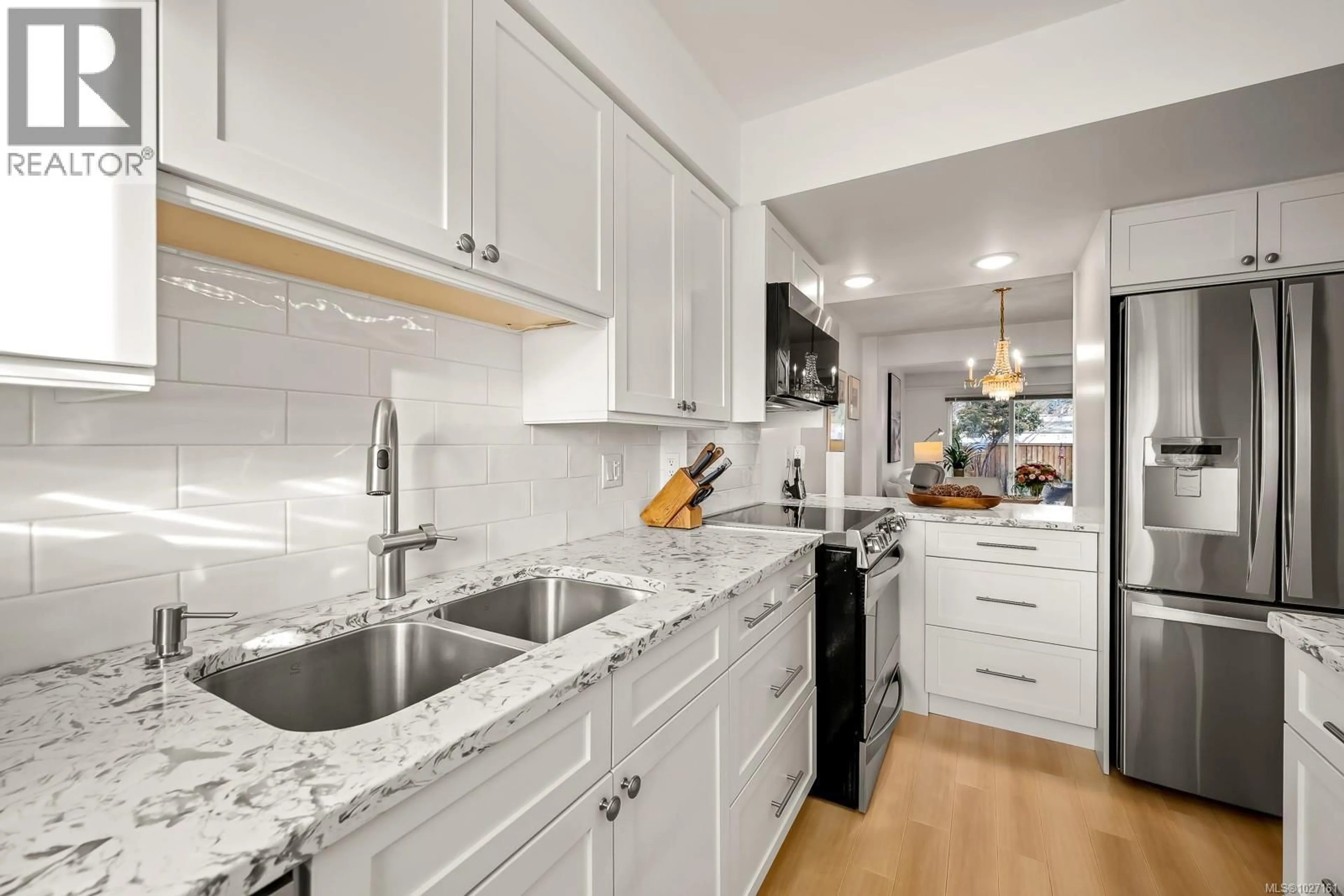 Open concept kitchen, ceramic/tile floor for 305 - 1537 NOEL AVENUE, Comox British Columbia V9M3H8