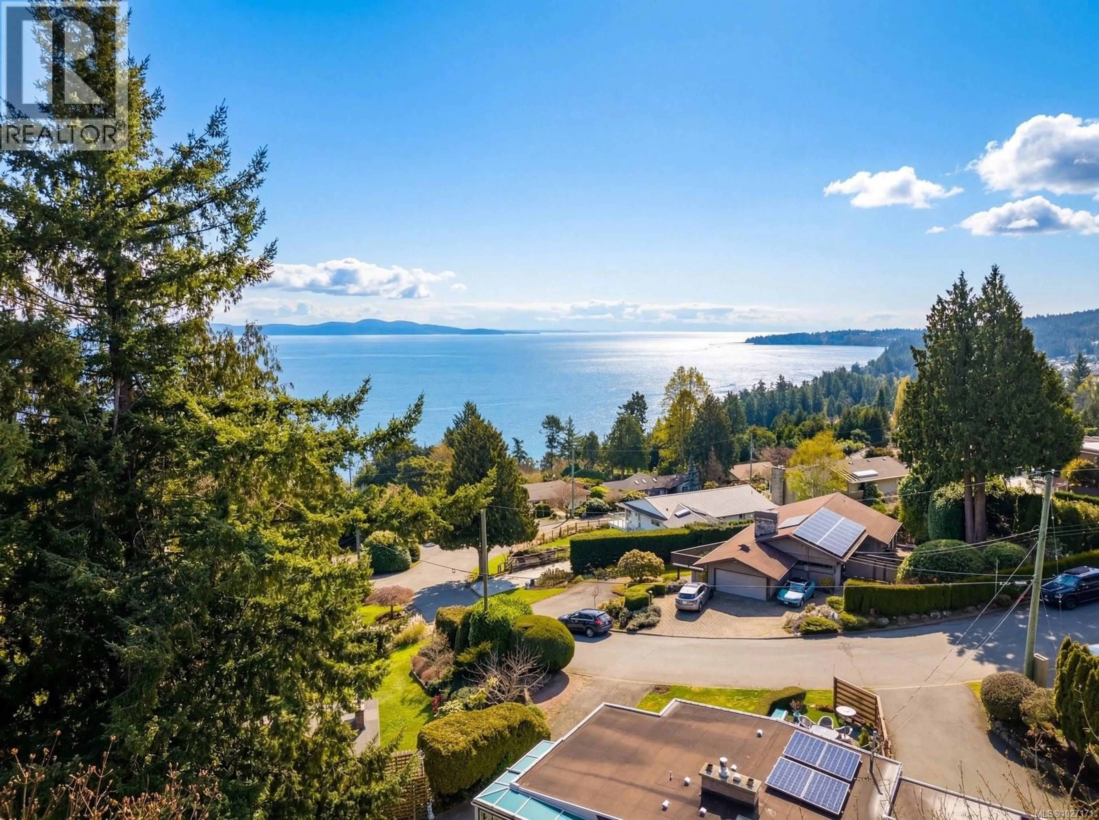 A pic from outside/outdoor area/front of a property/back of a property/a pic from drone, water/lake/river/ocean view for 4984 GEORGIA PARK TERRACE, Saanich British Columbia V8Y2B9