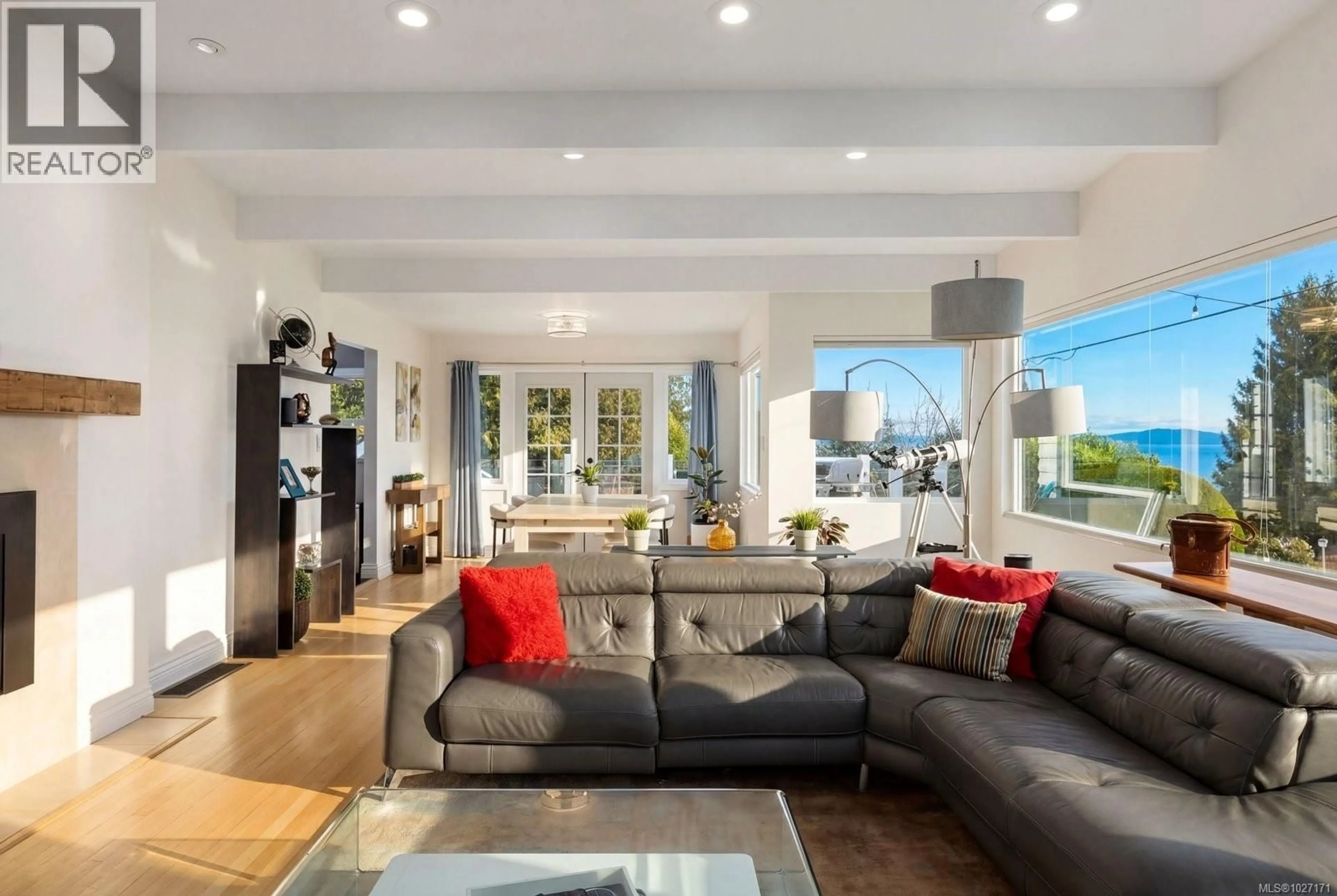 Living room with furniture, unknown for 4984 GEORGIA PARK TERRACE, Saanich British Columbia V8Y2B9