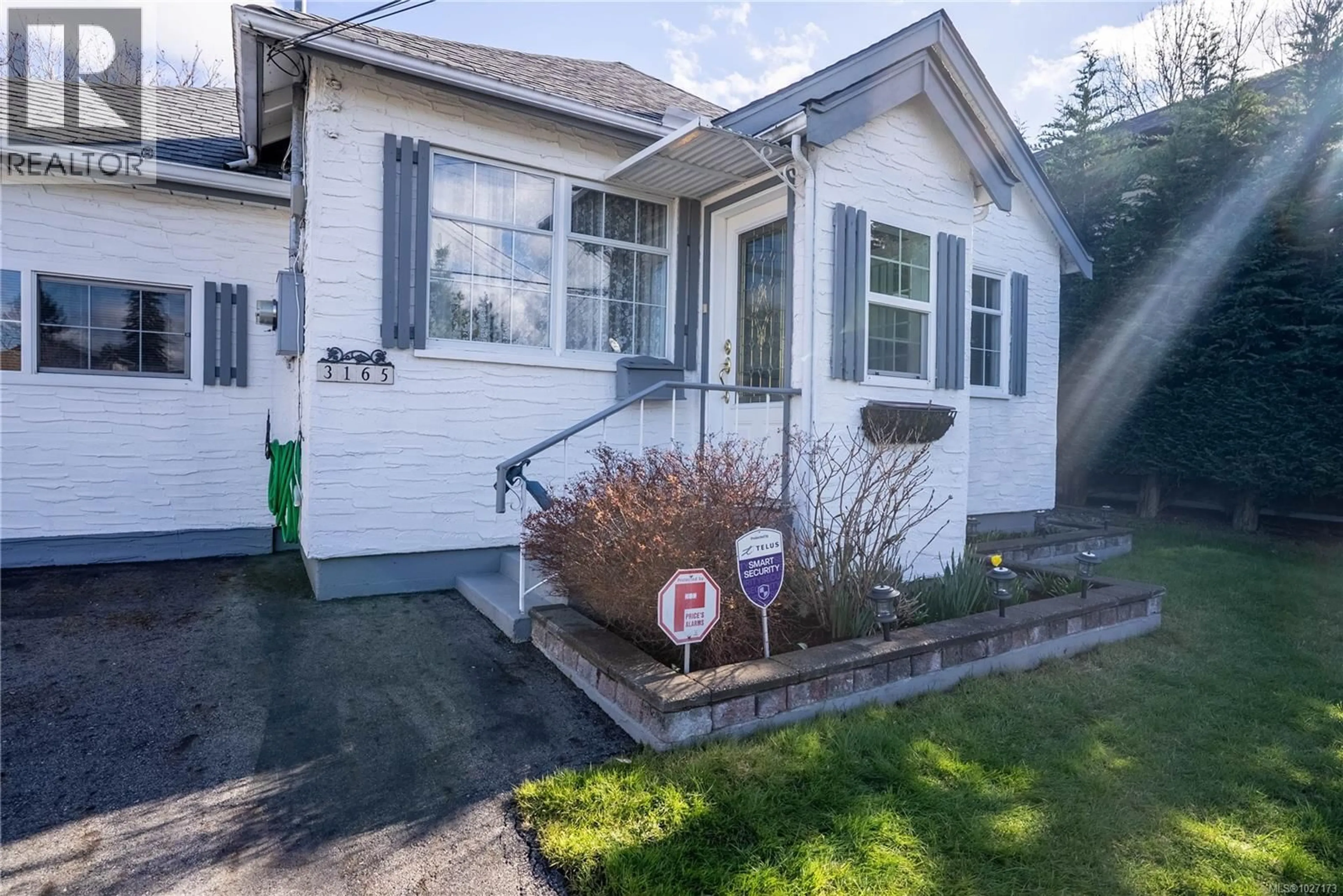 Home with vinyl exterior material, street for 3165 WASCANA STREET, Saanich British Columbia V9A1W4